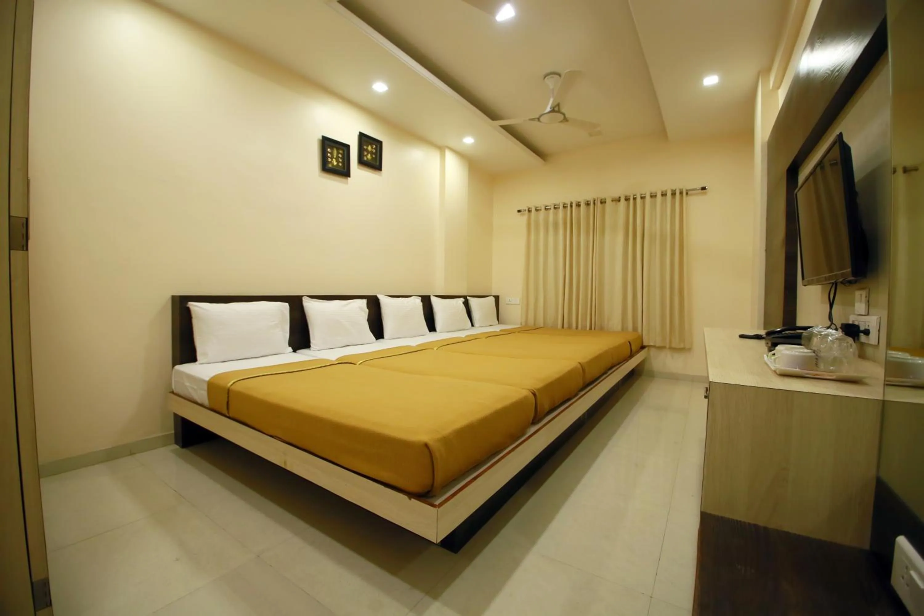 Bed in Hotel Madhuri Executive
