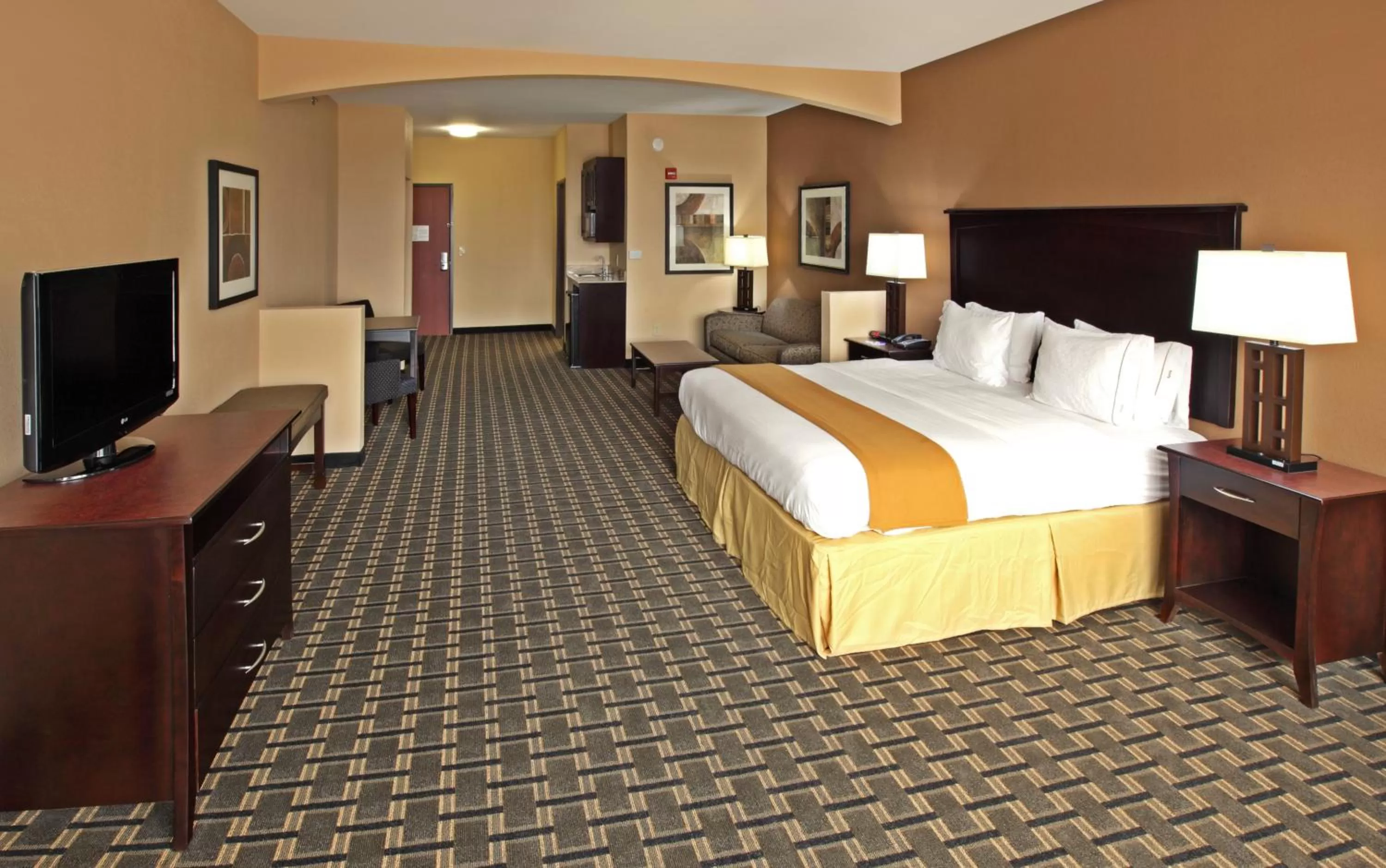 Photo of the whole room, Bed in Holiday Inn Express Hotel & Suites Texarkana East by IHG