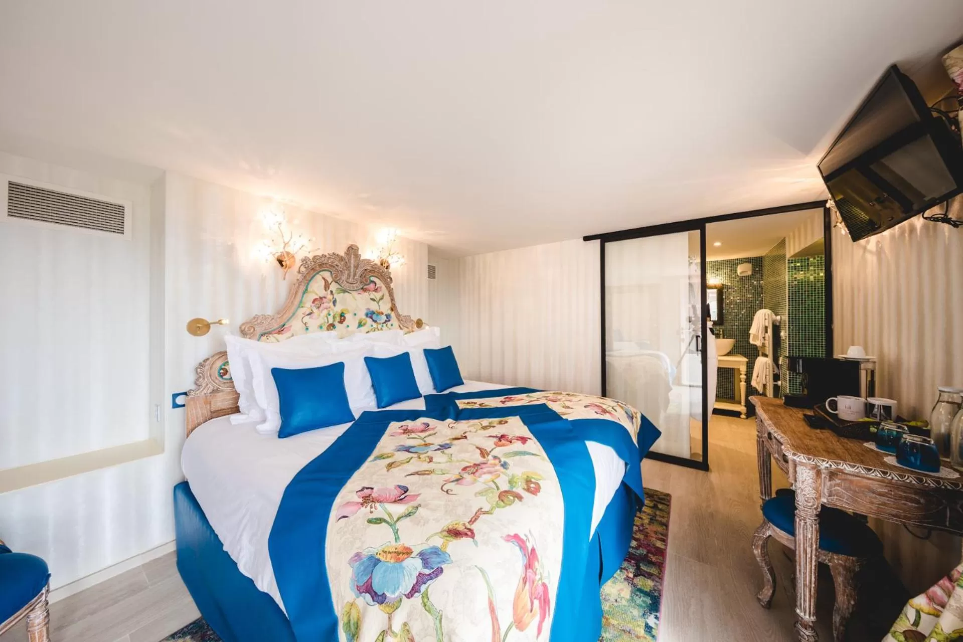 Bed in Le Petit Palais D'Aglae