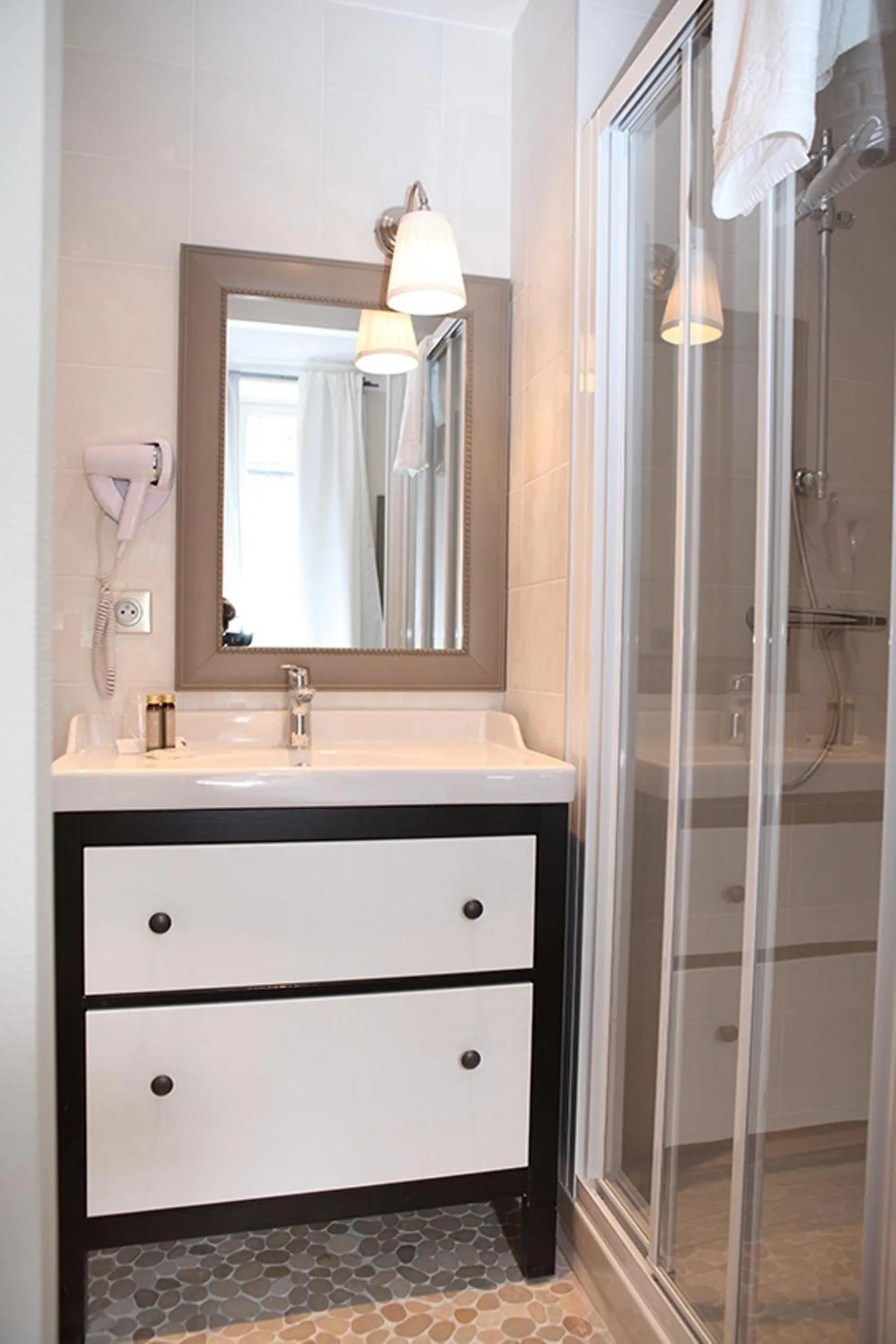 Bathroom in Hôtel Le Roncevaux