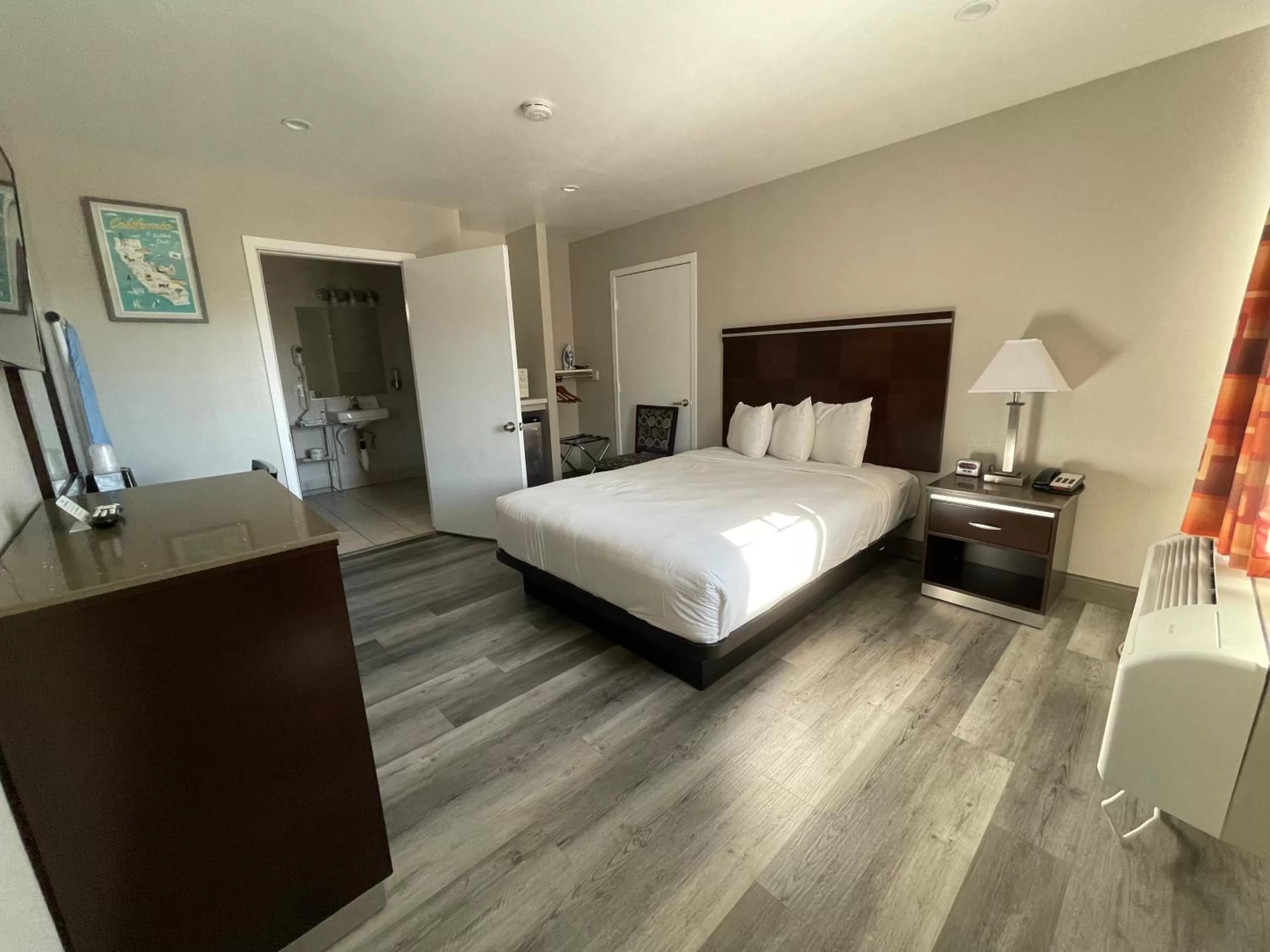 Photo of the whole room, Bed in University Inn at San Luis Obispo