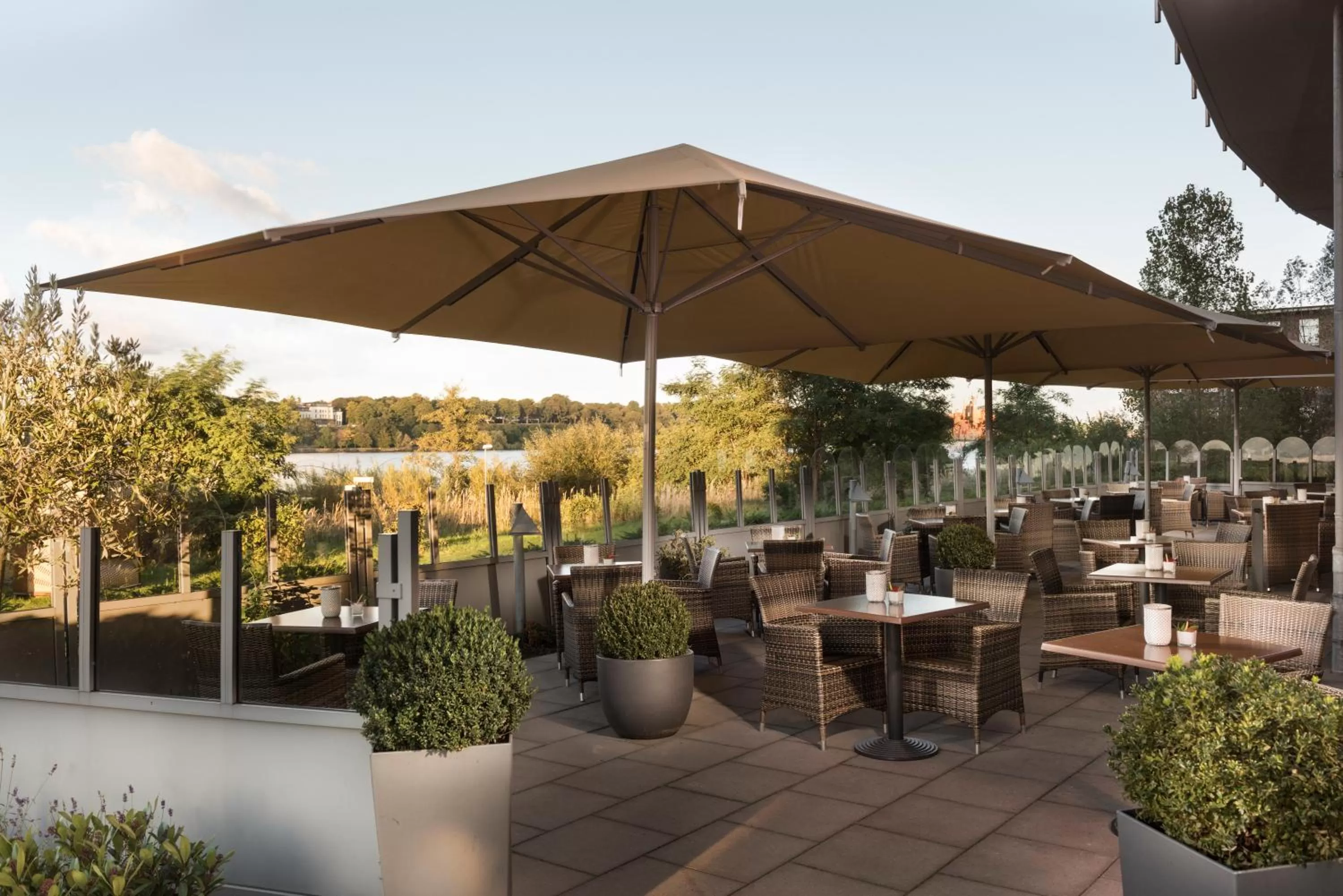 Restaurant/places to eat in elaya hotel hamburg finkenwerder