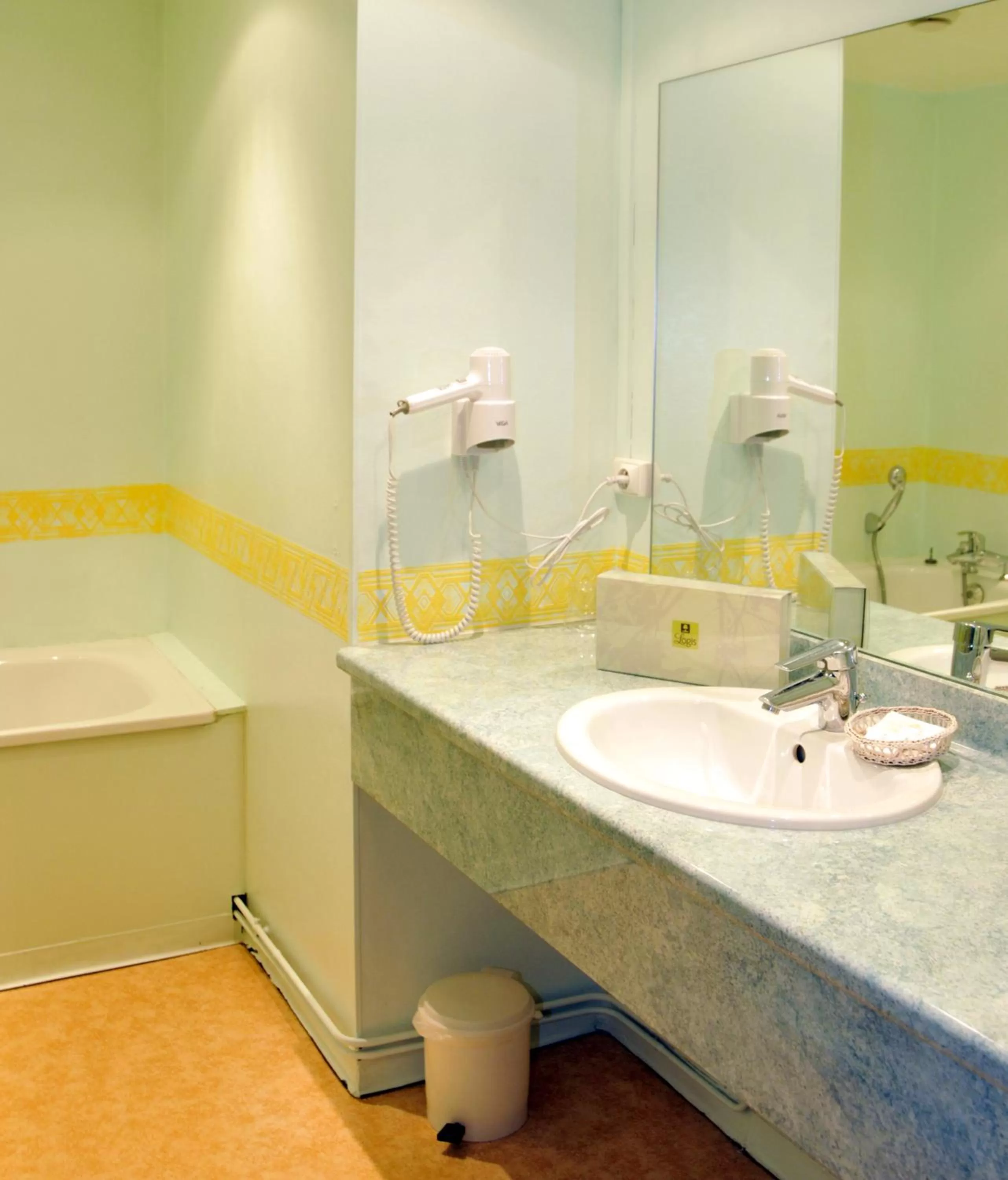 Bathroom in Logis Hotel L'ange Couronne