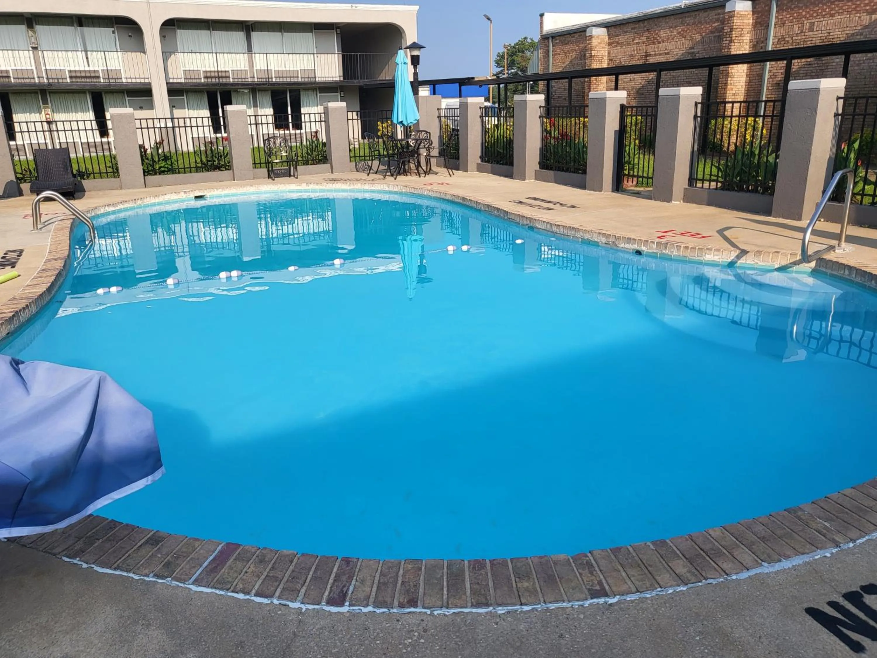 Pool view in Econolodge