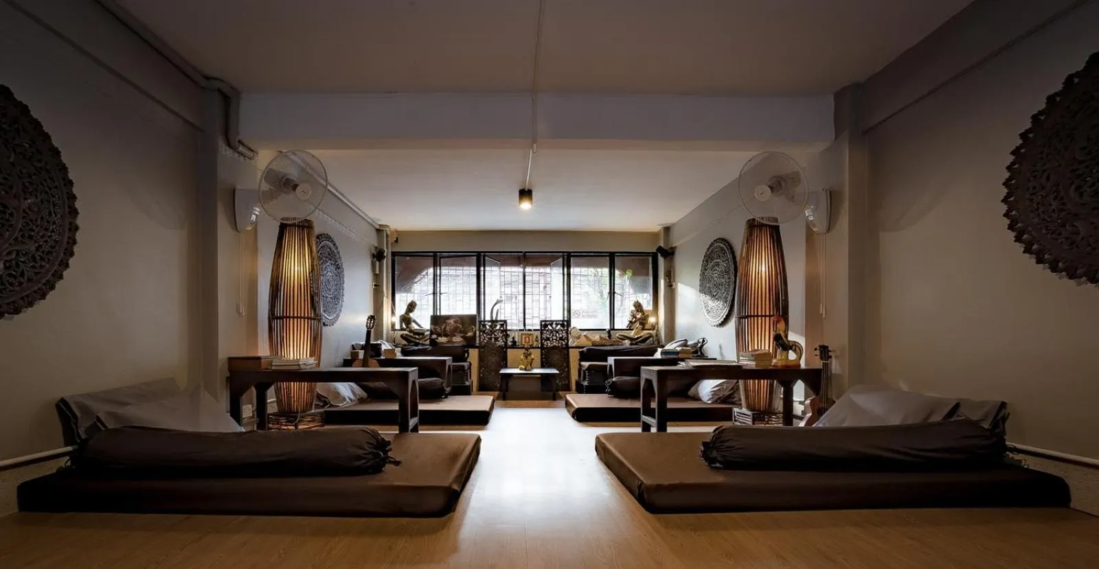 Seating area in Mind Day Hostel Khaosan