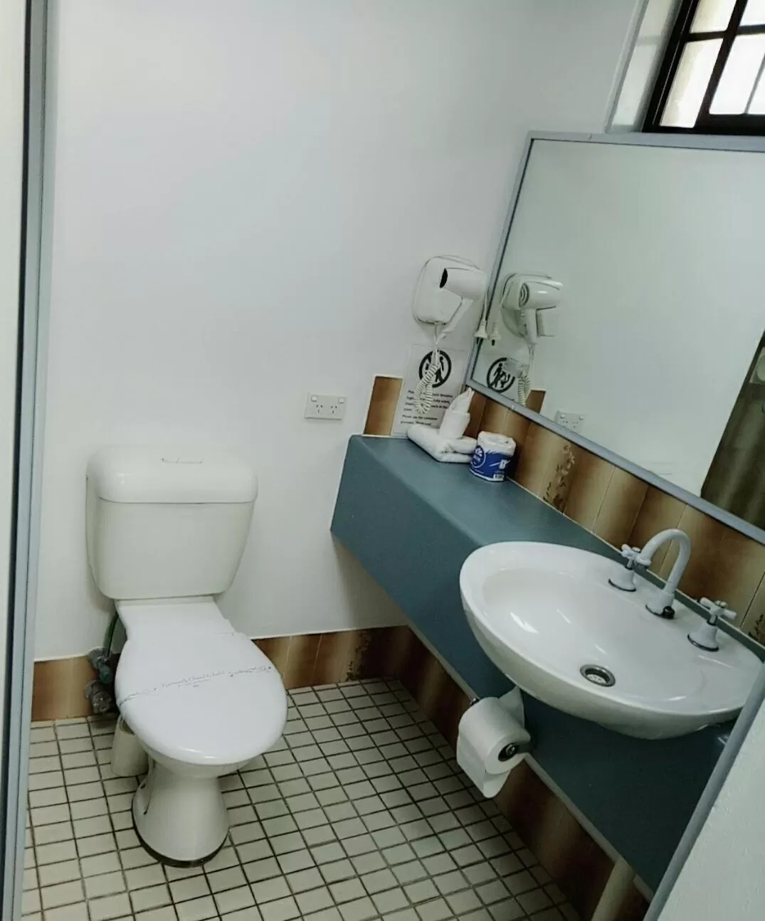 Shower in Excelsior Motor Inn