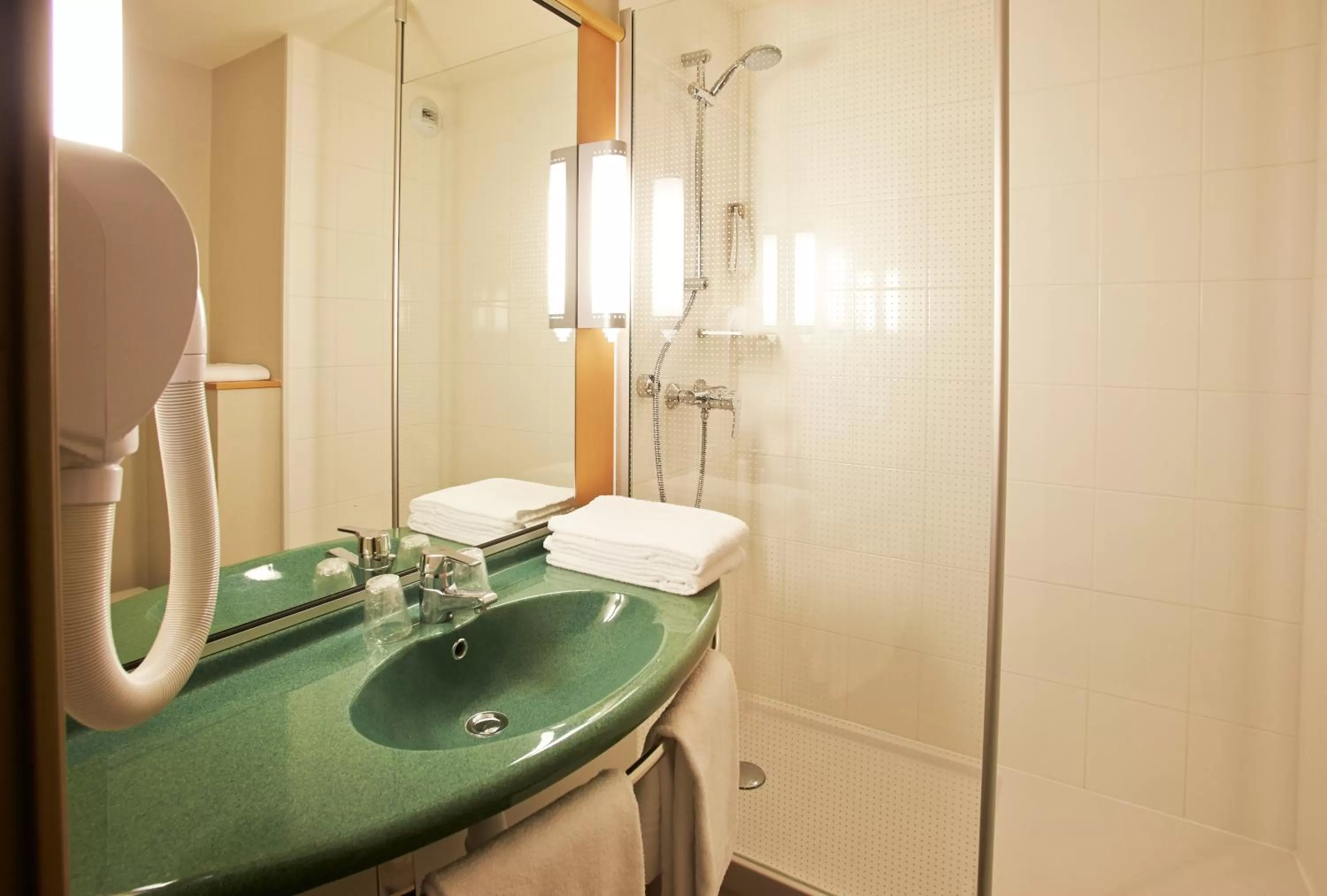 Shower in Ibis Auray