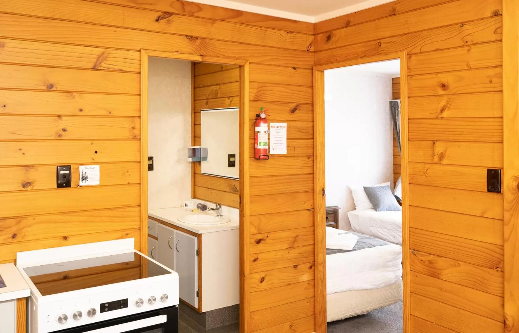 Bed in Tudor Park Motel Spacious with kitchens 1 minute walk to restaurant and shopping centre and Gisborne Hospital