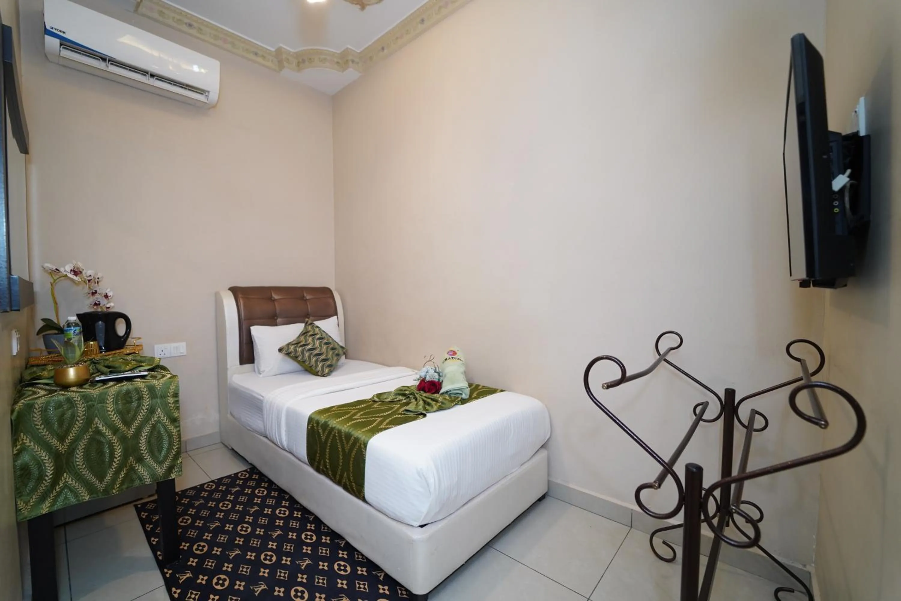 Bed in Ghazrin's Classic Hotel JB