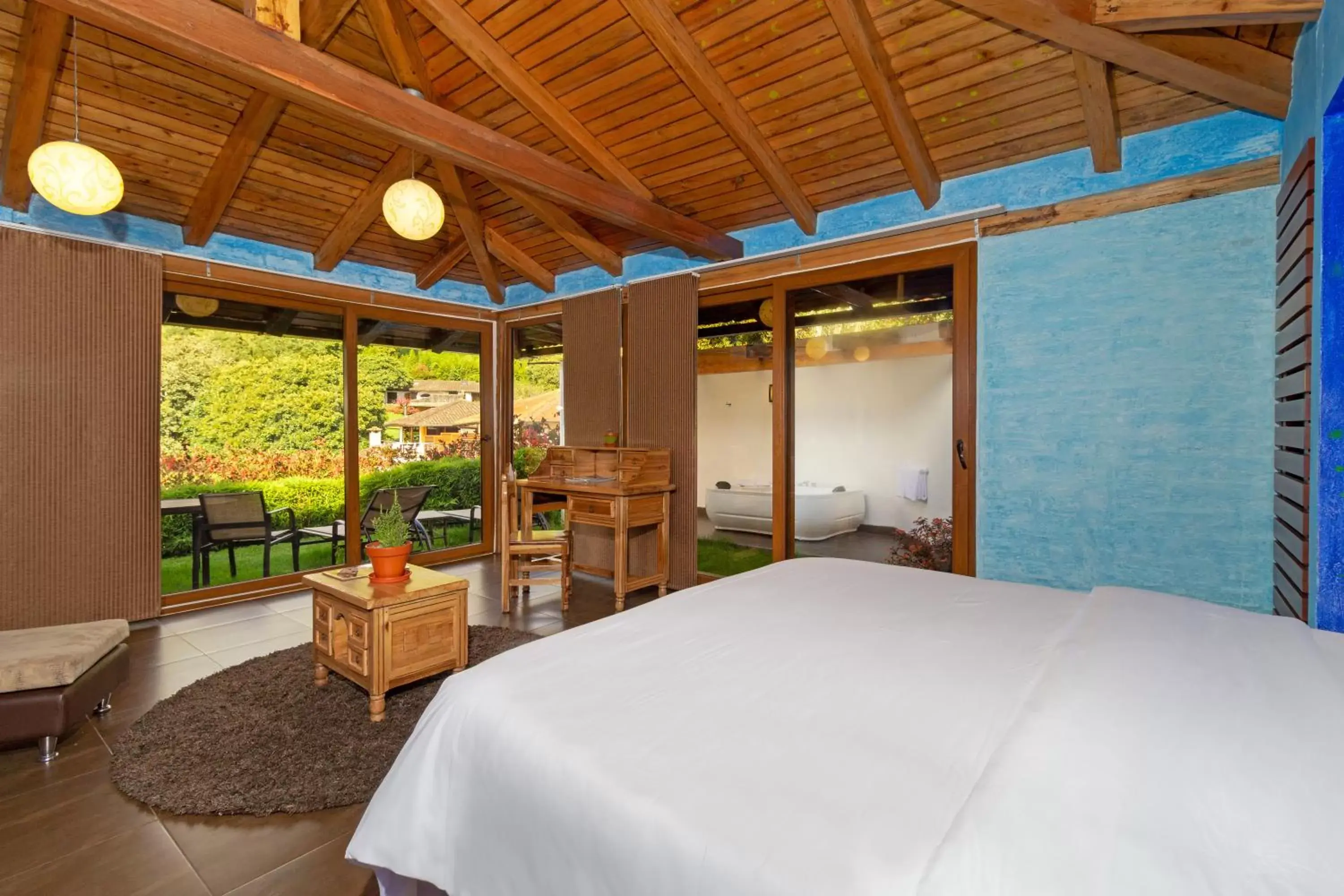 Queen Suite with Spa Bath - single occupancy in Luna Volcán, Adventure SPA - formerly Luna Runtún Queen Suite with Spa Bath - single occupancy in Luna Volcán, Adventure SPA - formerly Luna Runtún