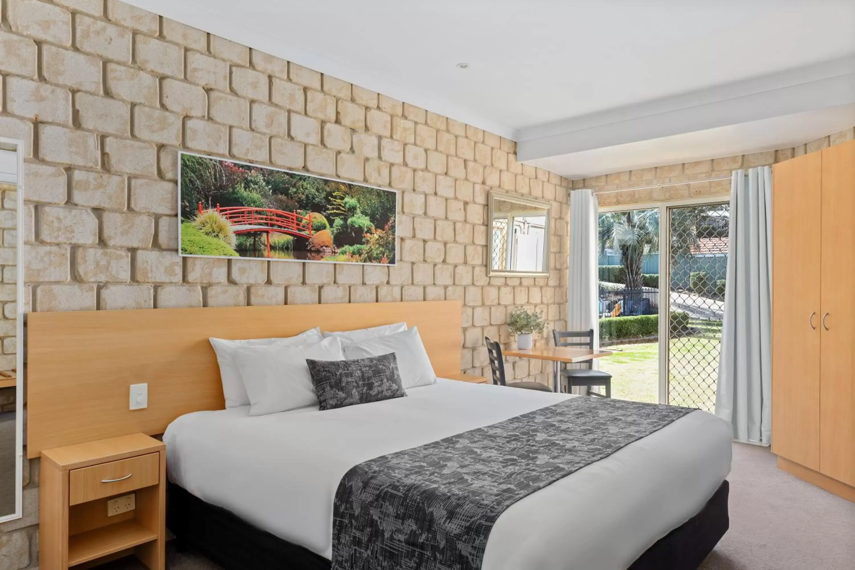 King Room - Accessible in Great Divide Motor Inn King Room - Accessible in Great Divide Motor Inn