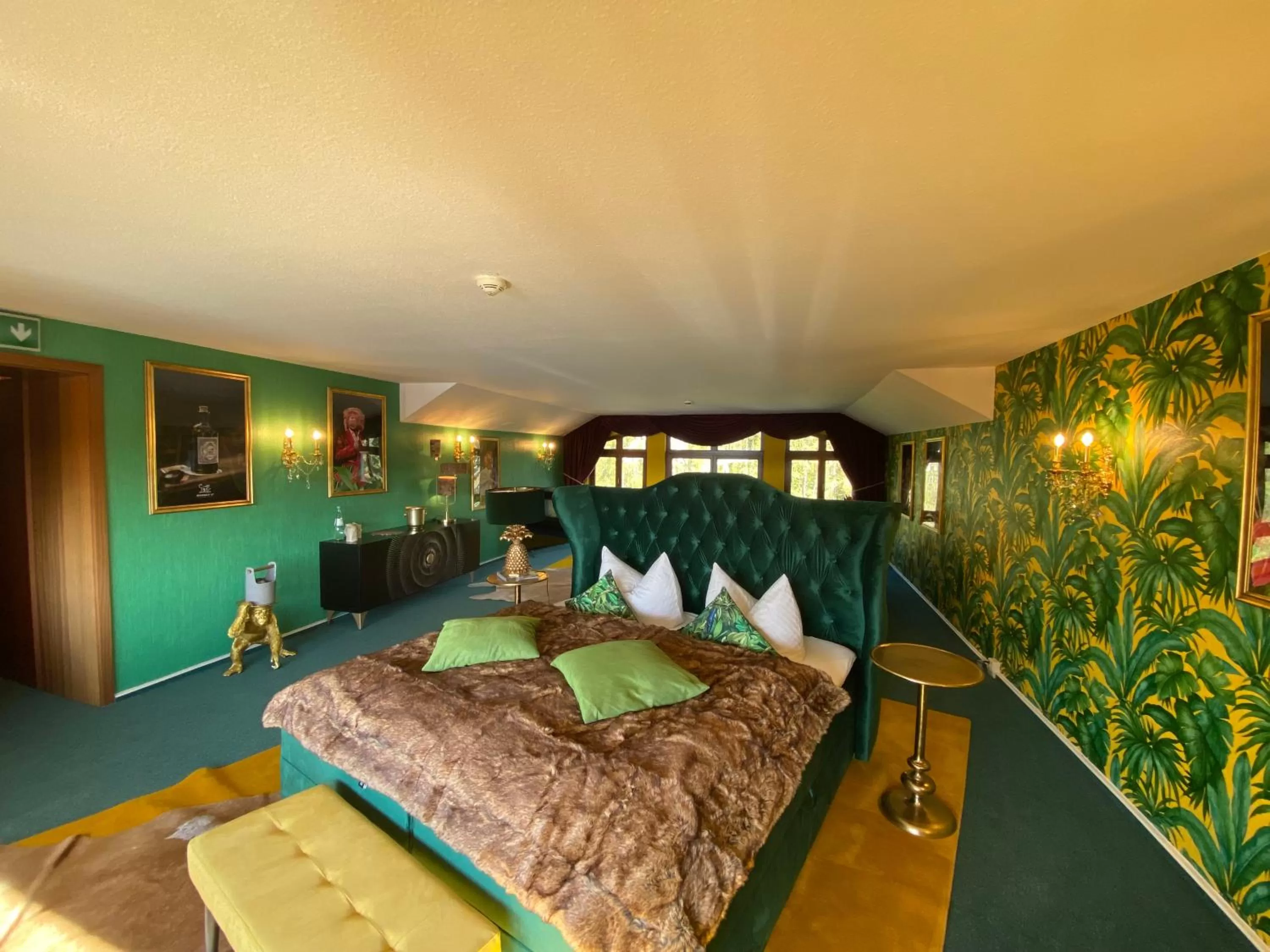 Photo of the whole room in Riverdam