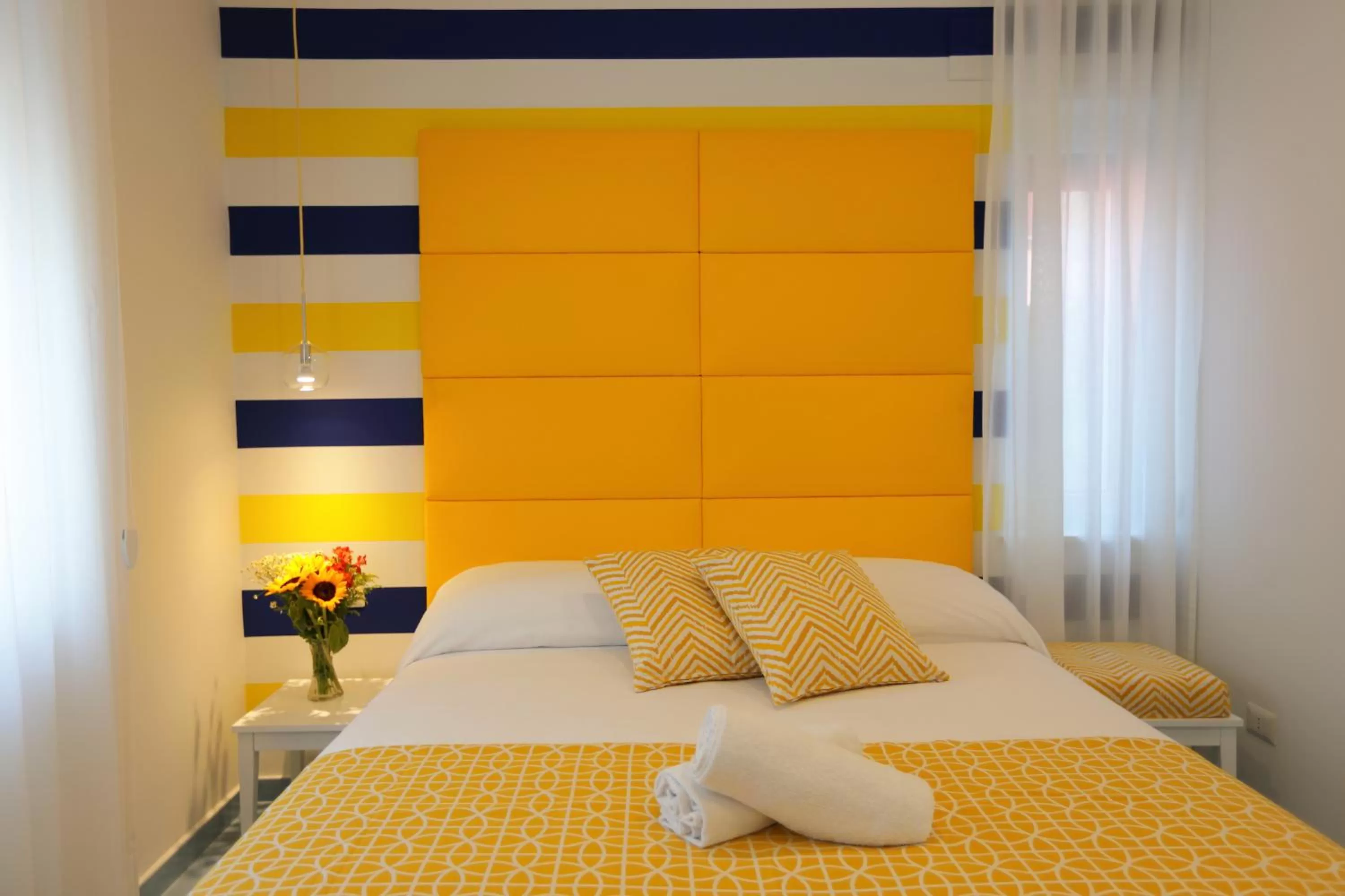 Photo of the whole room, Bed in Domus Meta