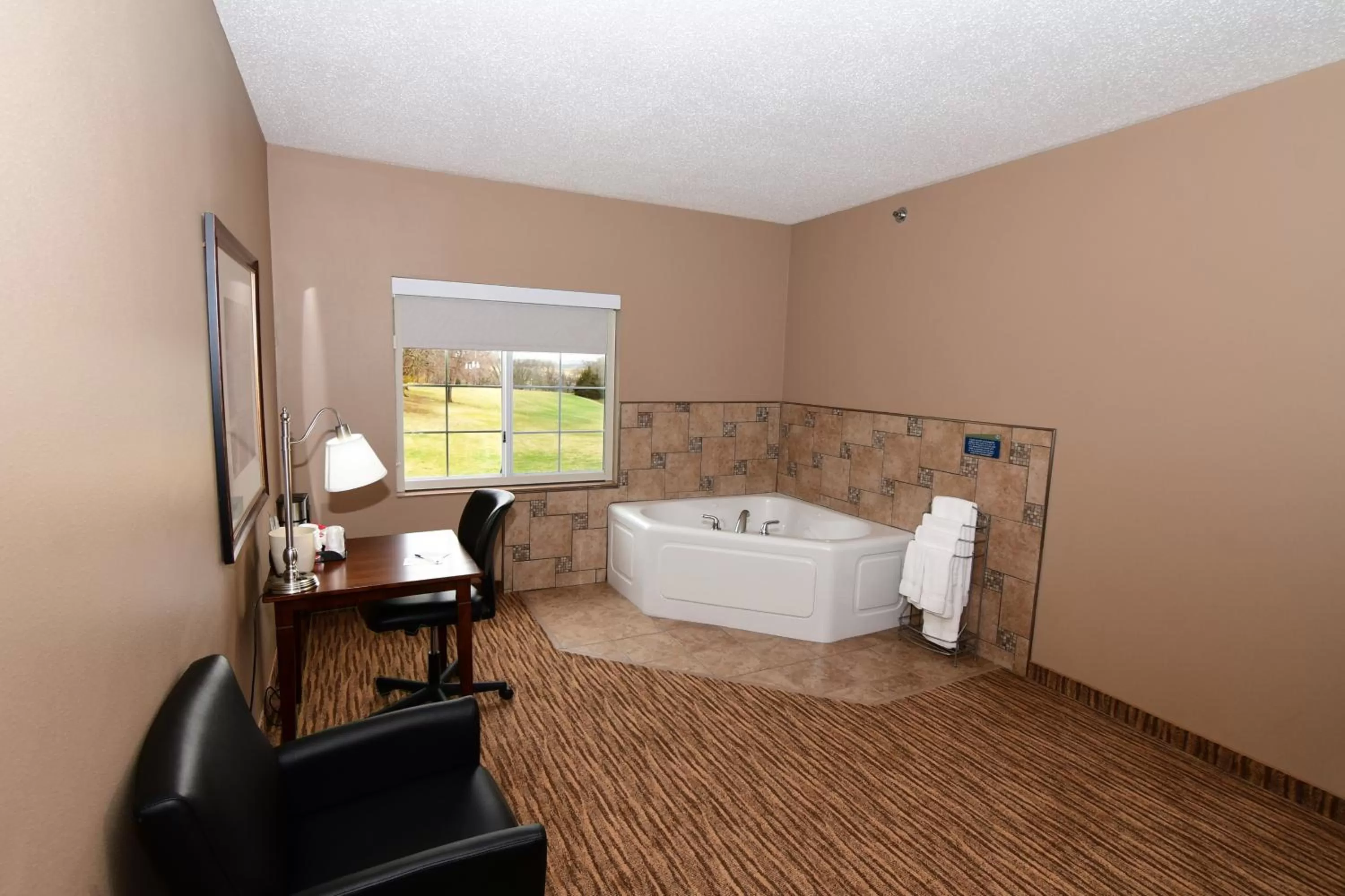 Bath, Bed in Cobblestone Inn & Suites - Denison | Majestic Hills
