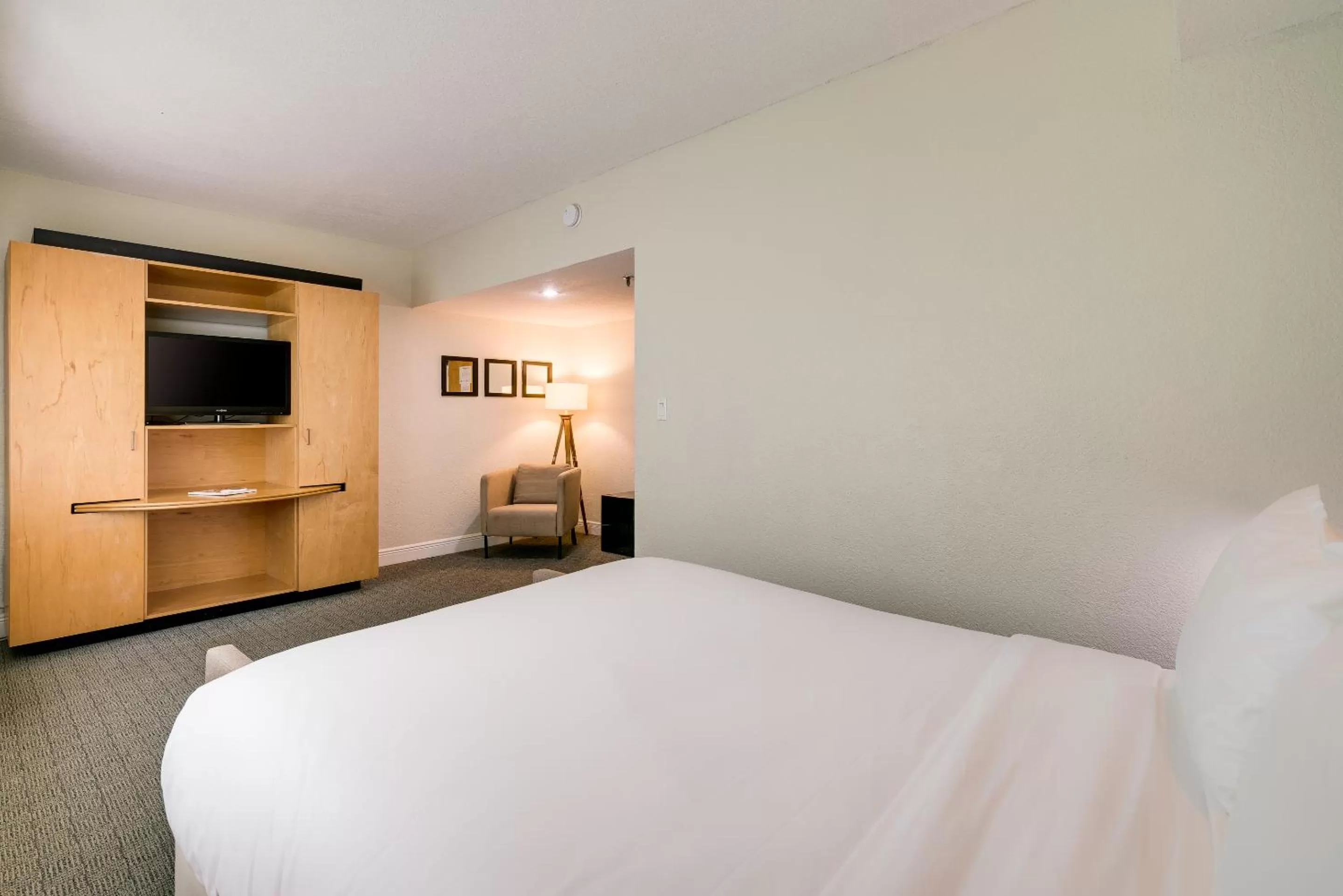 Bedroom, Bed in Crest Hotel Suites