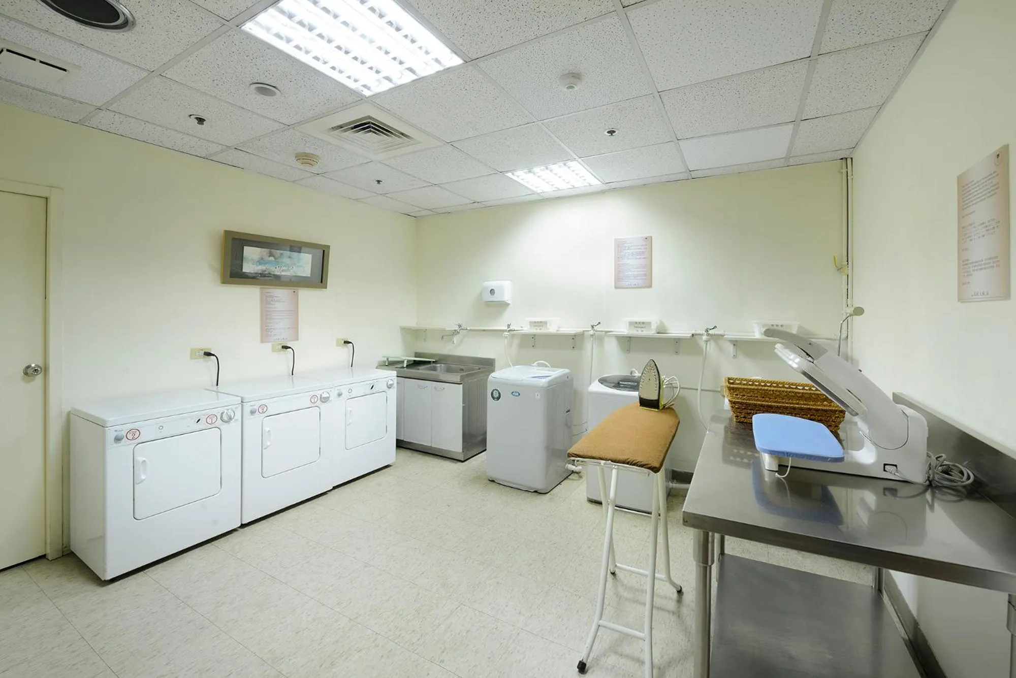 washing machine in Le Midi Hotel Jungli