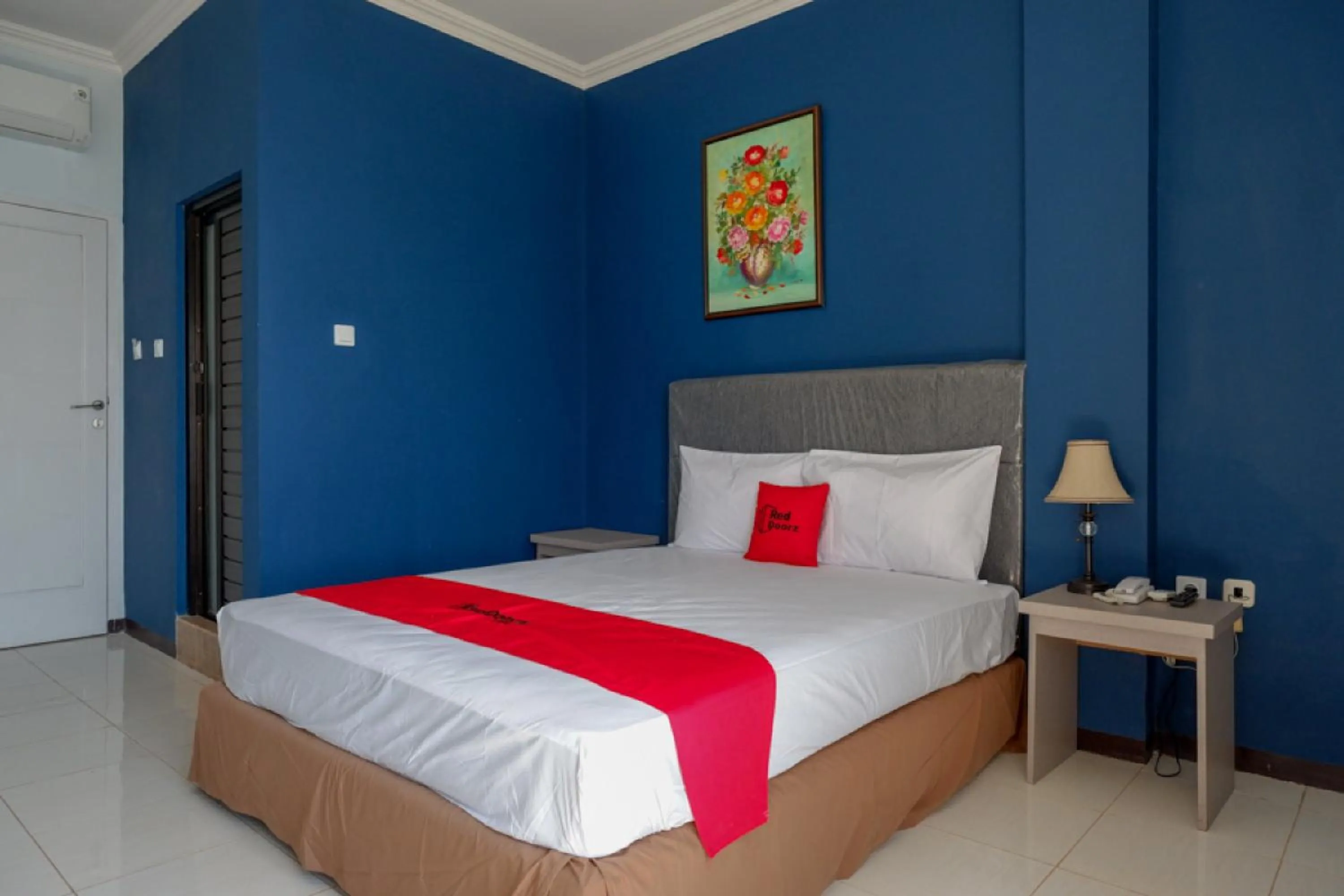 Bedroom, Bed in RedDoorz Plus Syariah @ Hotel Boulevard Luwuk
