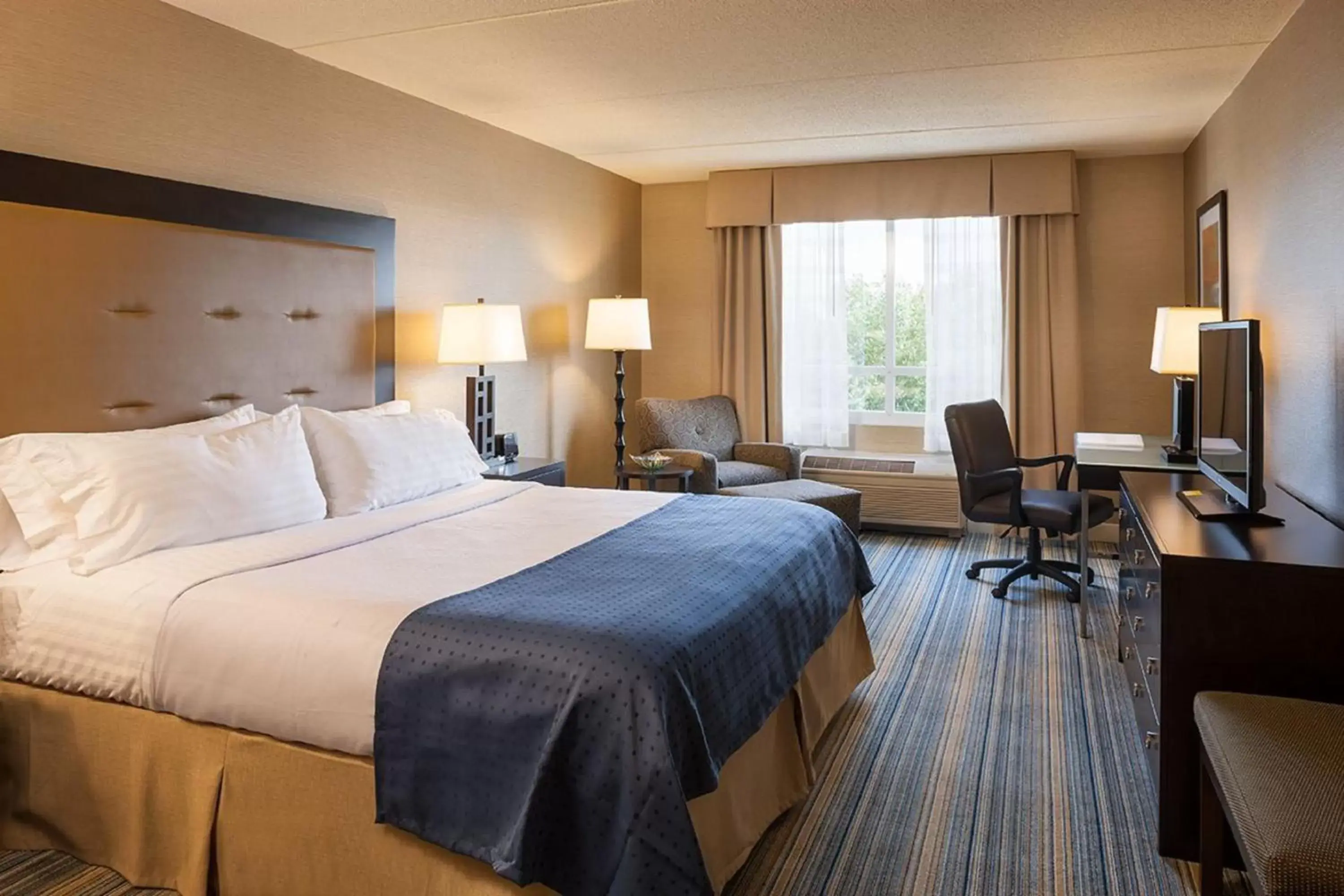 King Suite in Holiday Inn Hartford Downtown Area by IHG King Suite in Holiday Inn Hartford Downtown Area by IHG