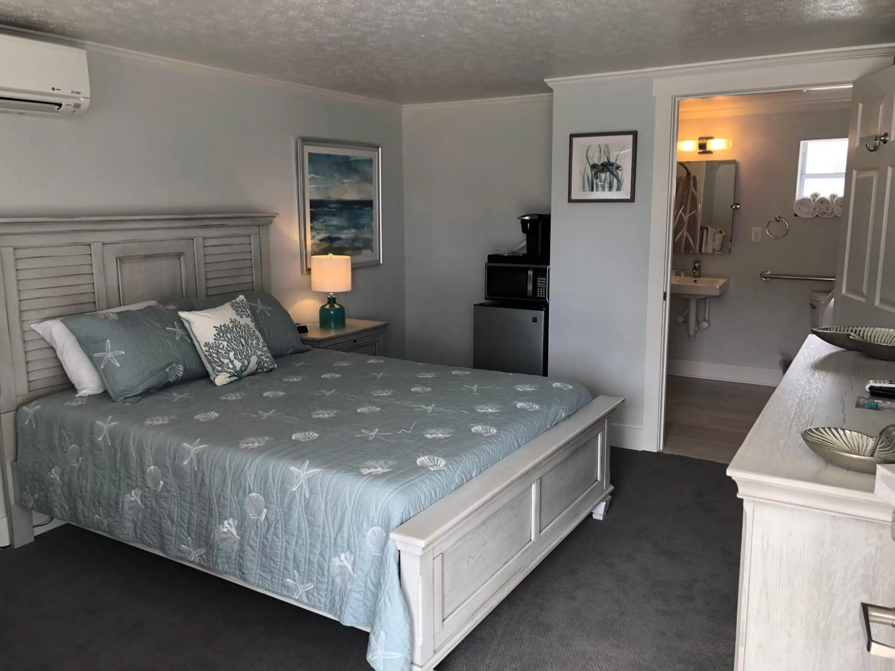 Bed in The Surf Beach Motel