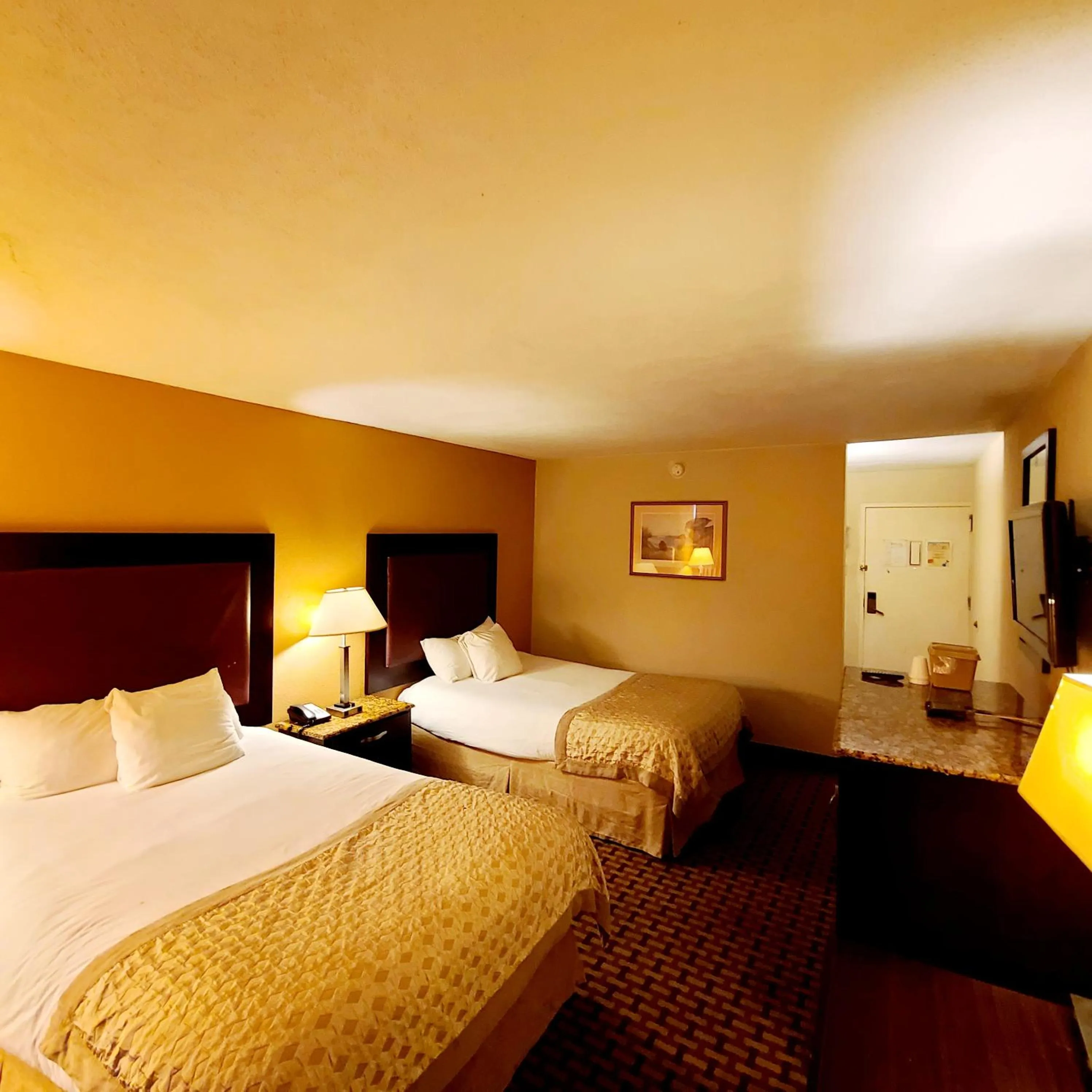 Photo of the whole room, Bed in Town Inn