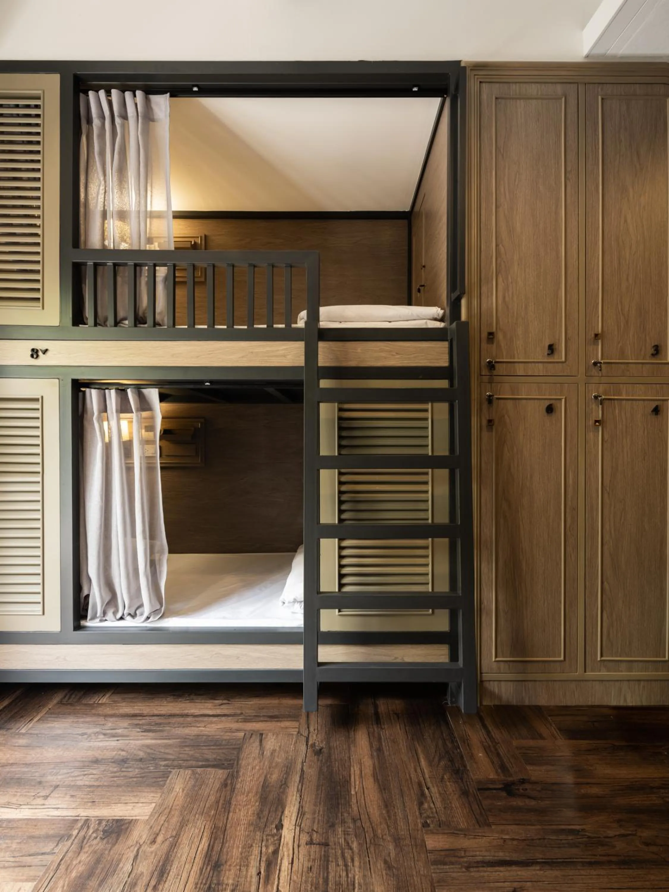 Bed in Warm Window Silom