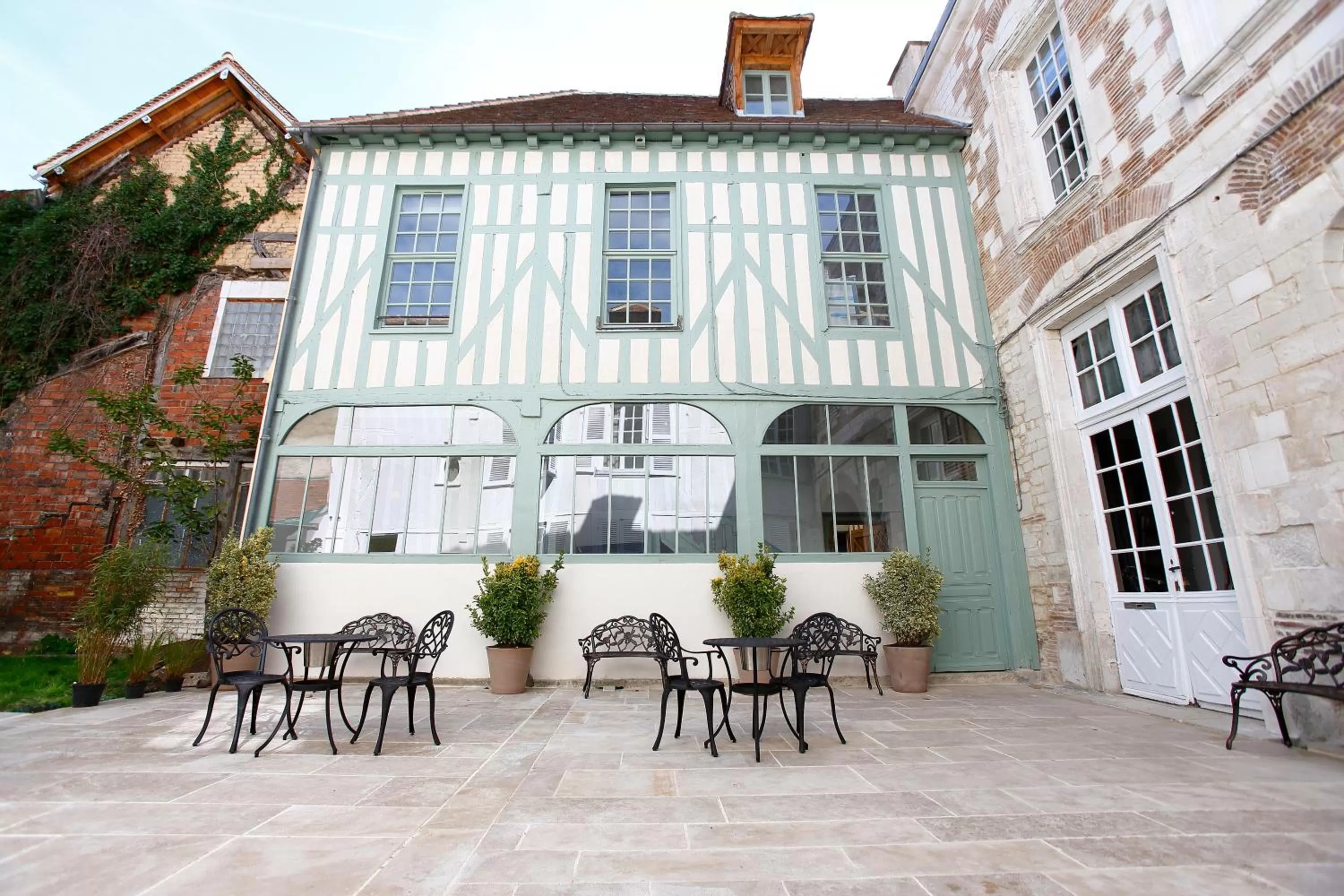 Property building in Hotel Saint Georges