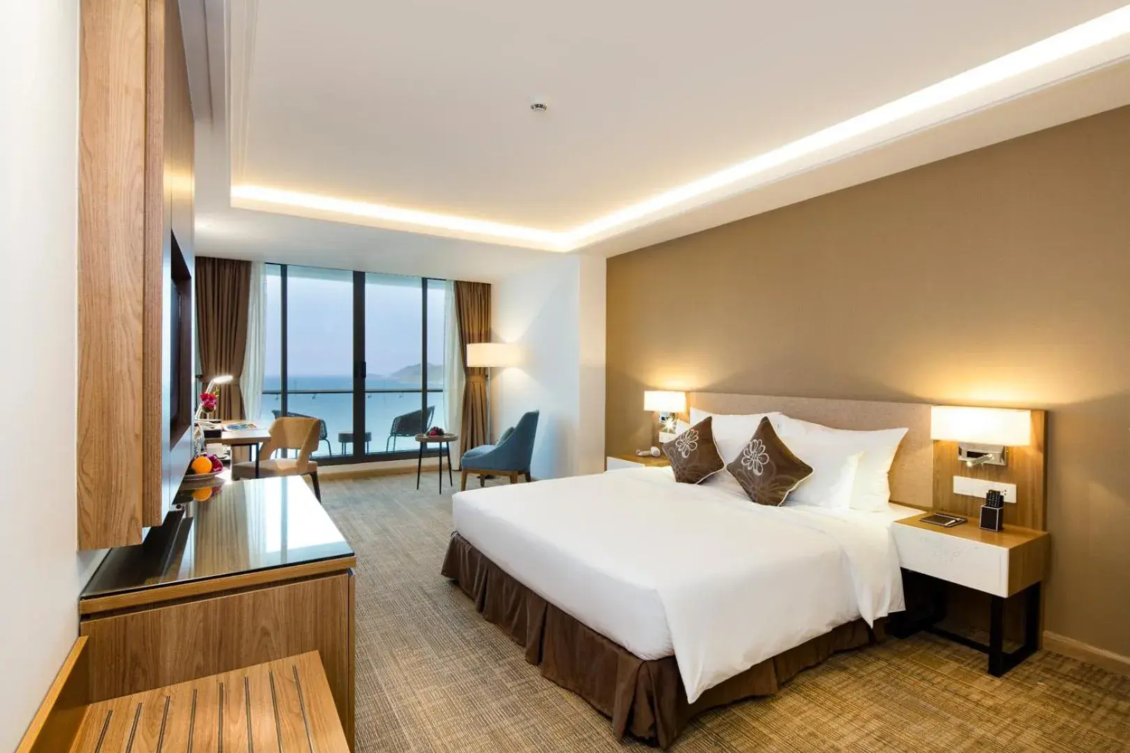 Premier Deluxe Double Room with Sea View in Asteria Comodo Nha Trang Hotel Premier Deluxe Double Room with Sea View in Asteria Comodo Nha Trang Hotel