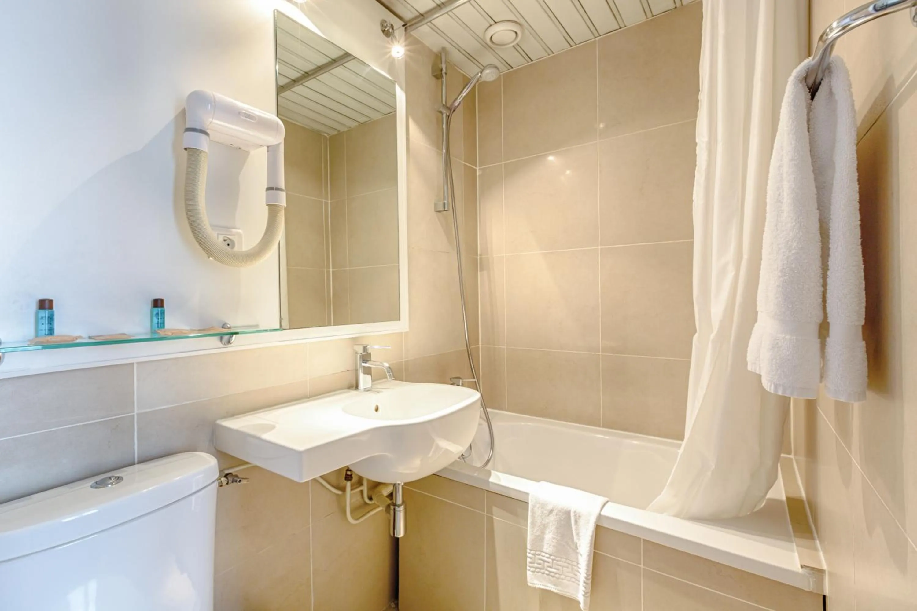 Bathroom in Hôtel Charing Cross