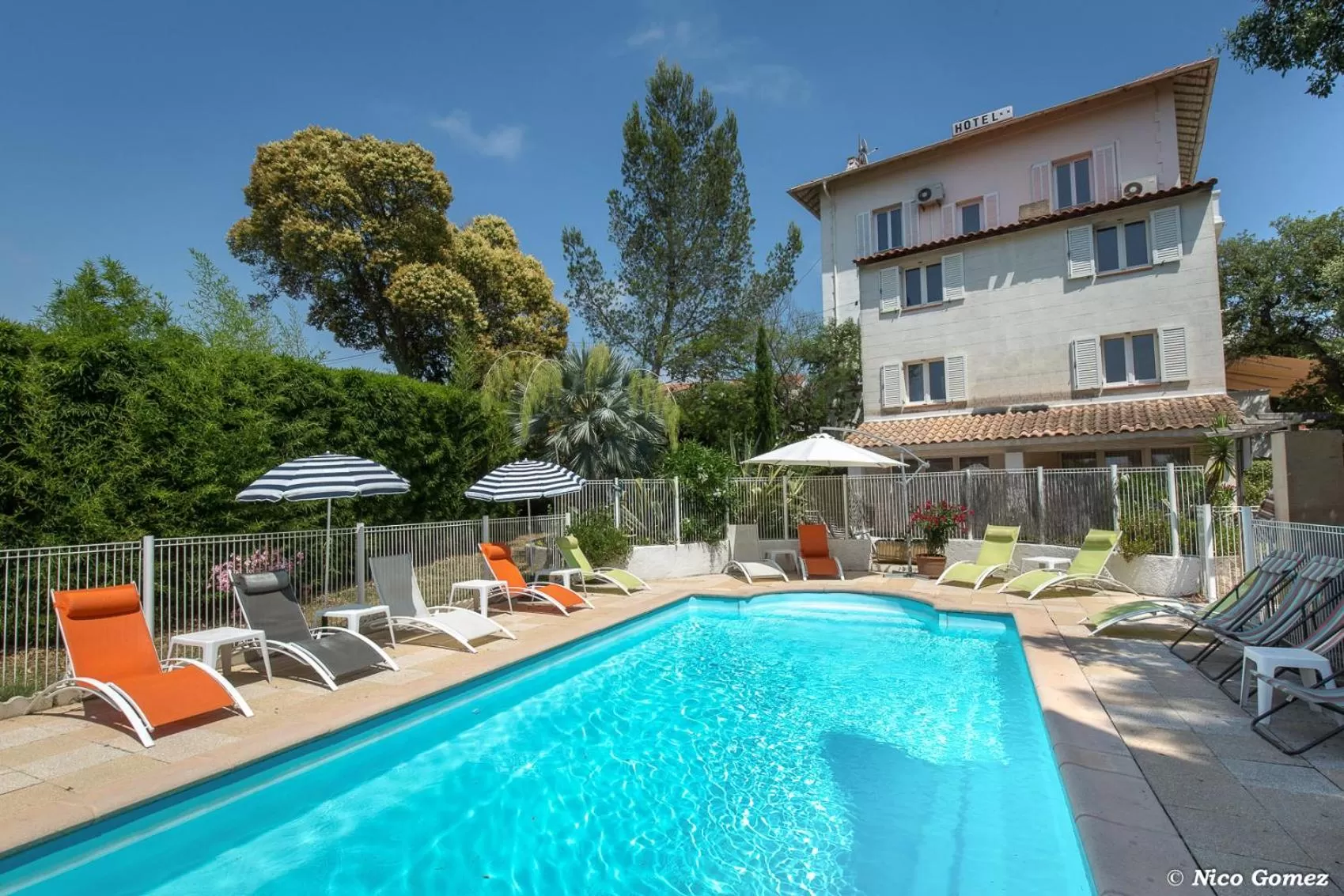 Property building, Swimming Pool in Le Thimothée : Hôtel & Studios