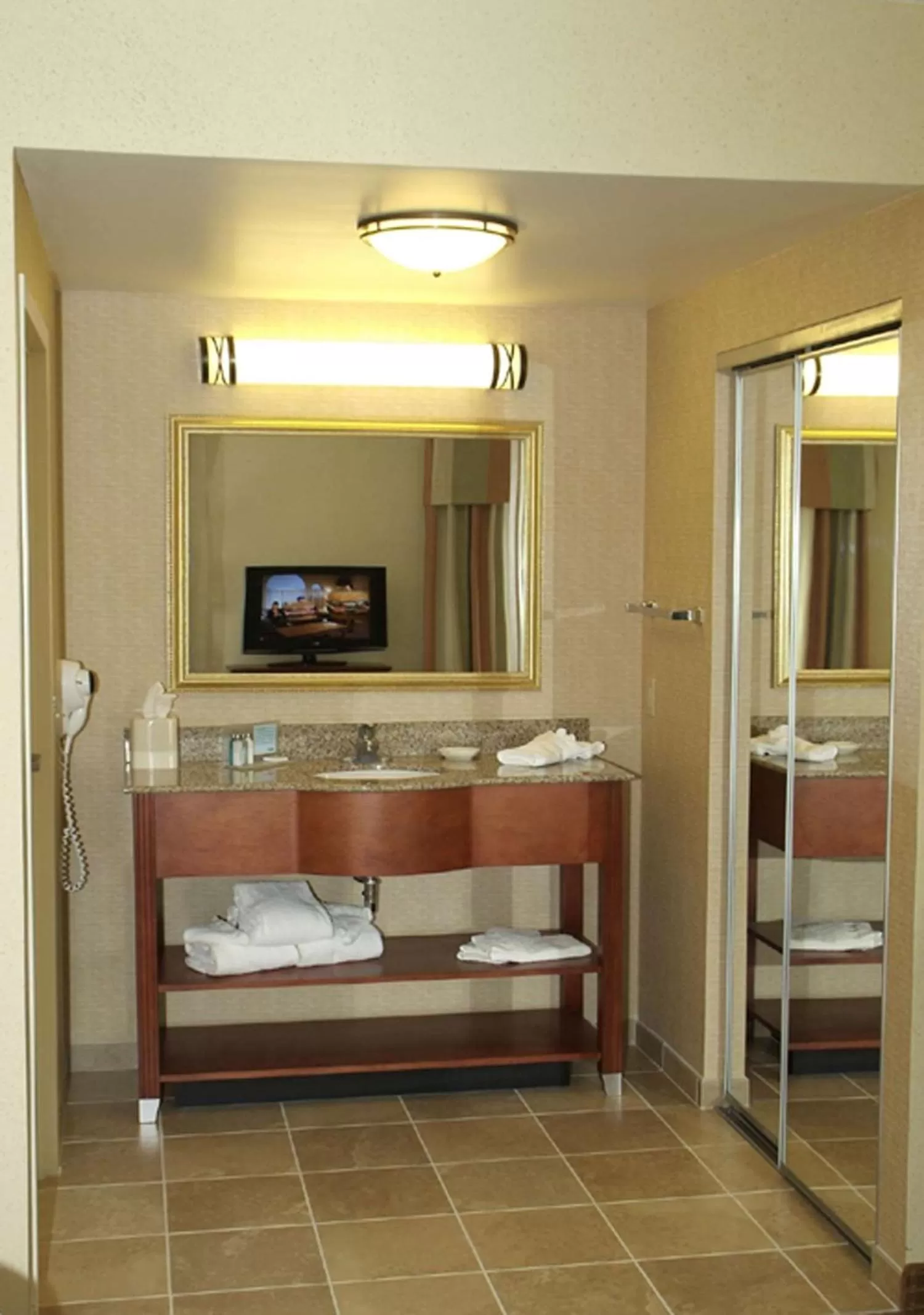 Bathroom, Bed in Hampton Inn & Suites Blairsville