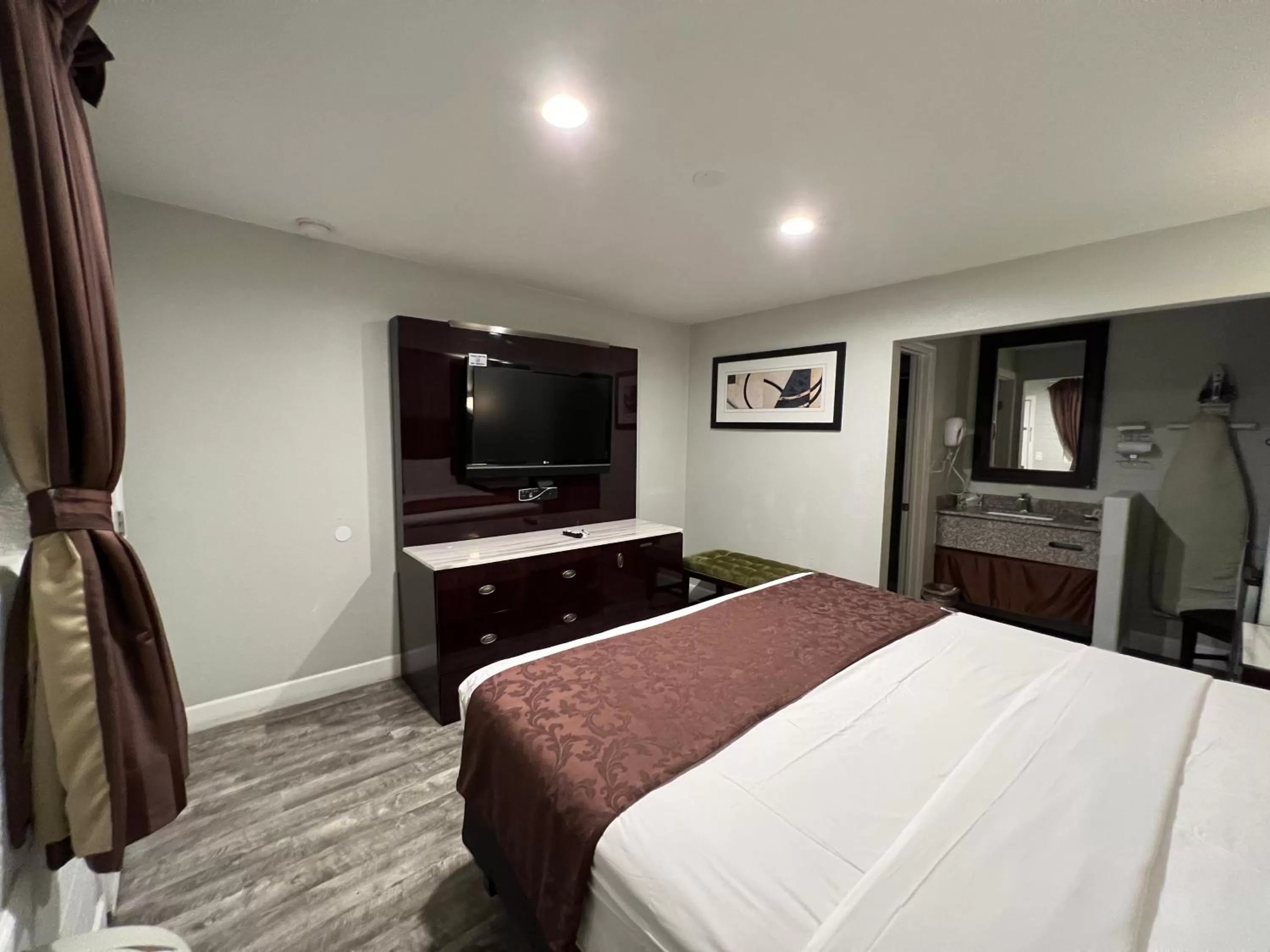 Photo of the whole room, Bed in Relax Inn