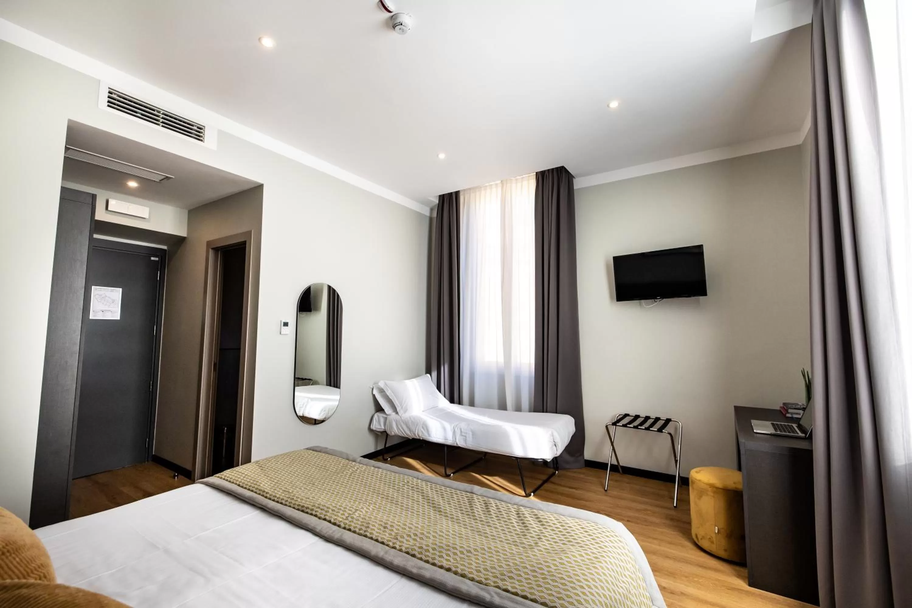 Photo of the whole room, Bed in The Cross Hotel