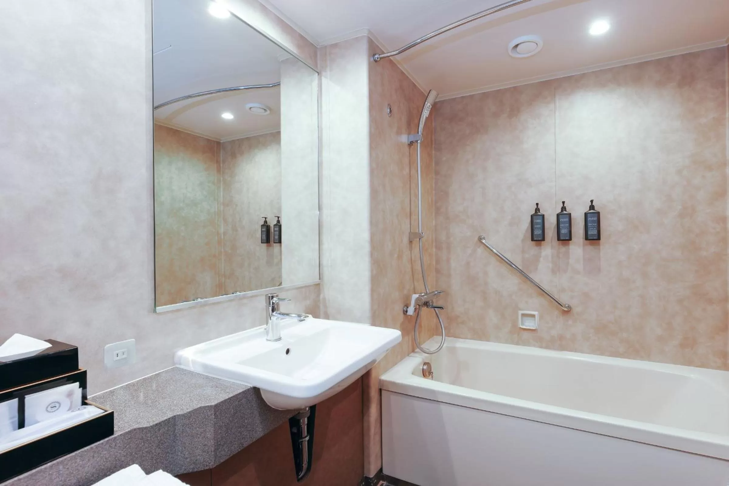 Bathroom in Sheraton Miyako Hotel Osaka