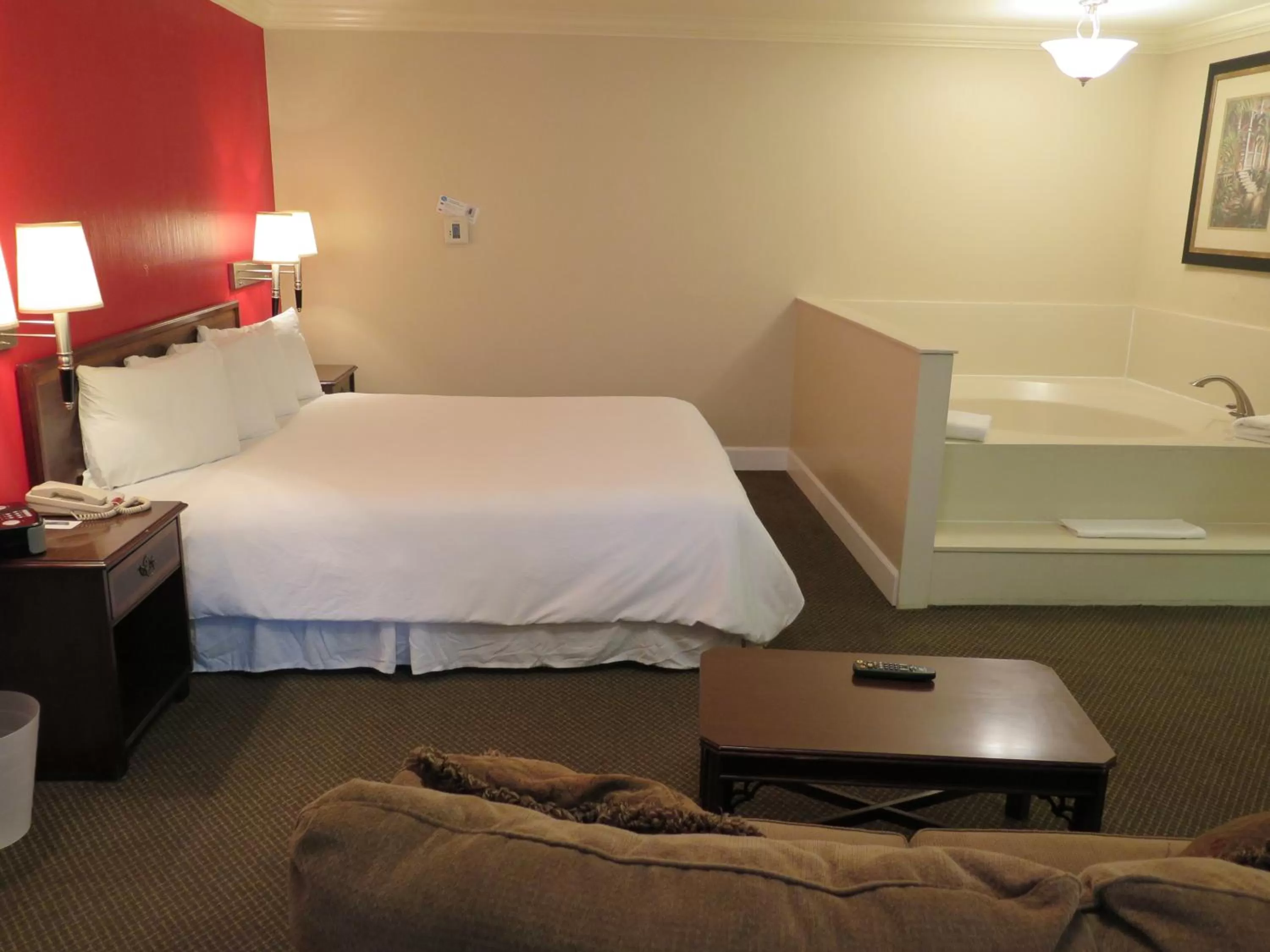 King Suite with Spa Bath in Bonanza Inn and Suites