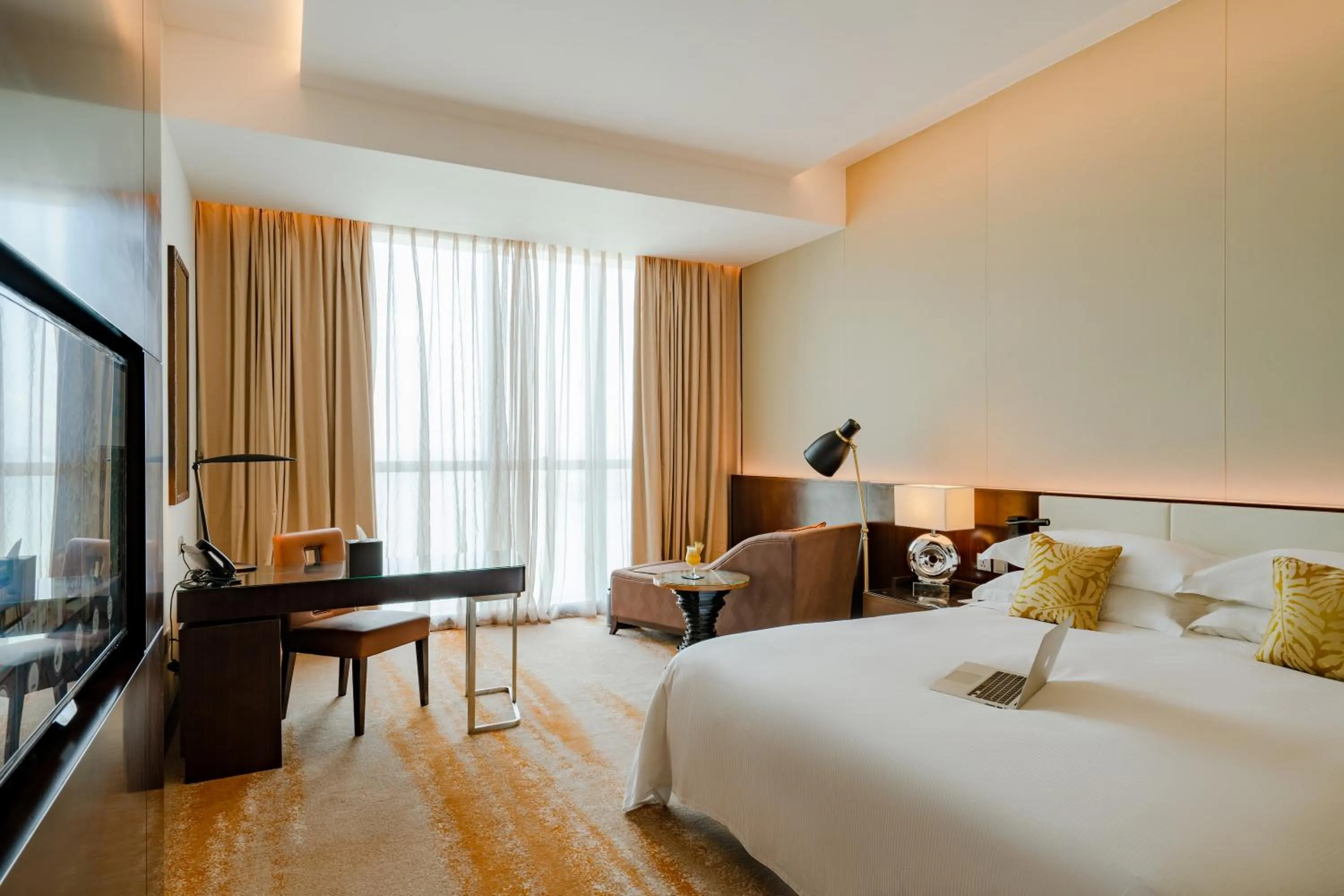 Bedroom, Bed in Johari Rotana