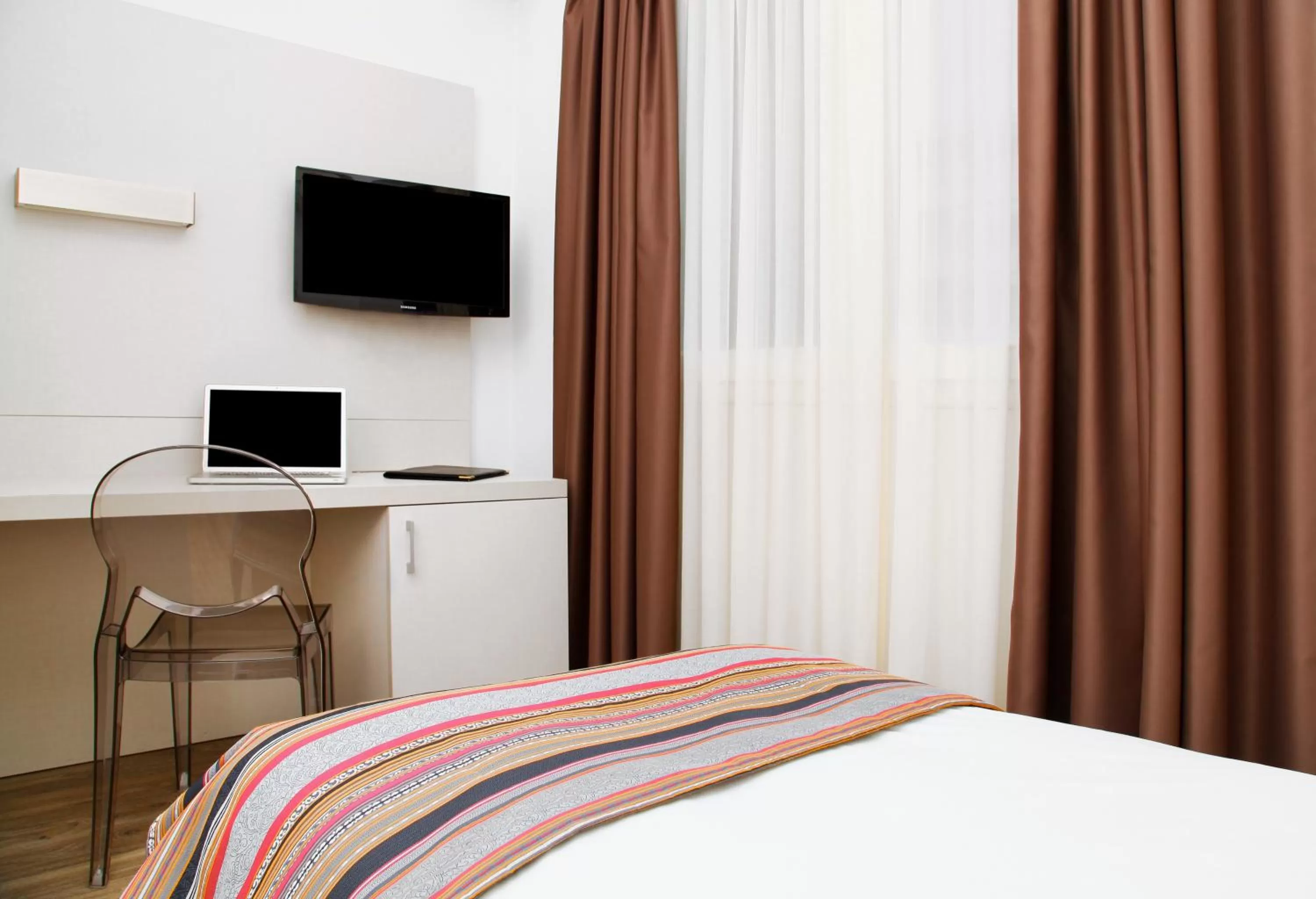 Photo of the whole room, Bed in Colorado Hotel