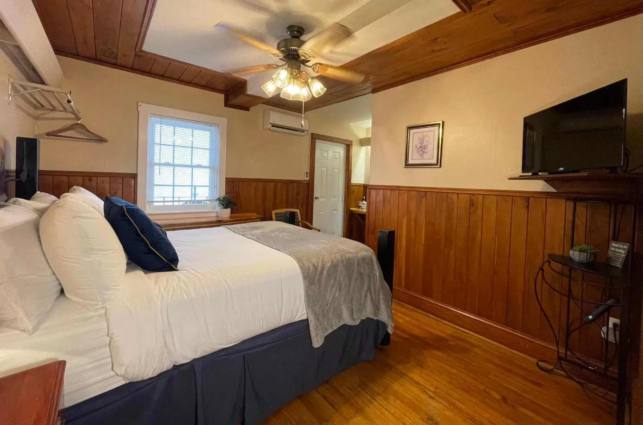 Bed in Skyline Village Inn