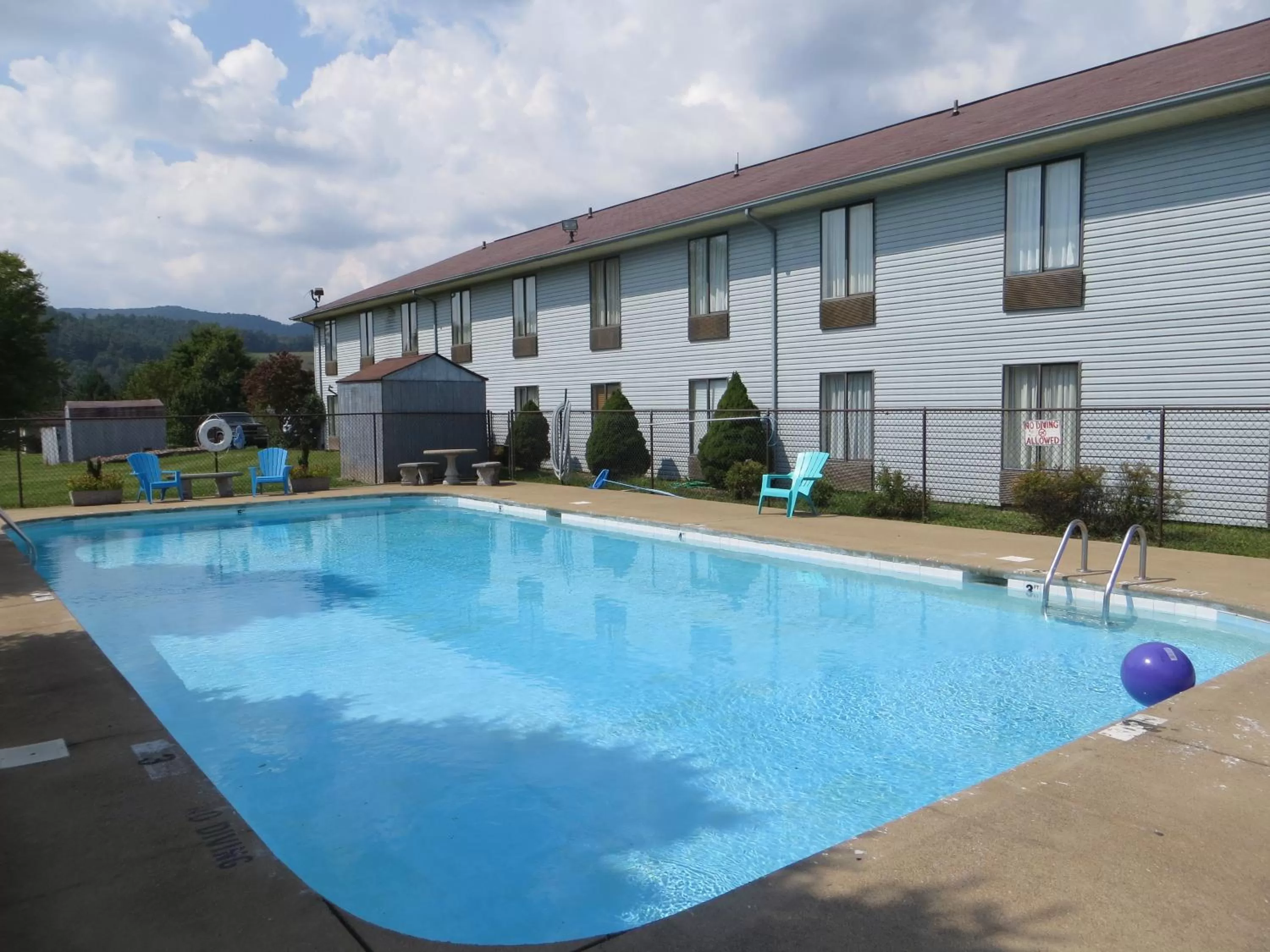 Swimming pool in Americourt Hotel - Mountain City