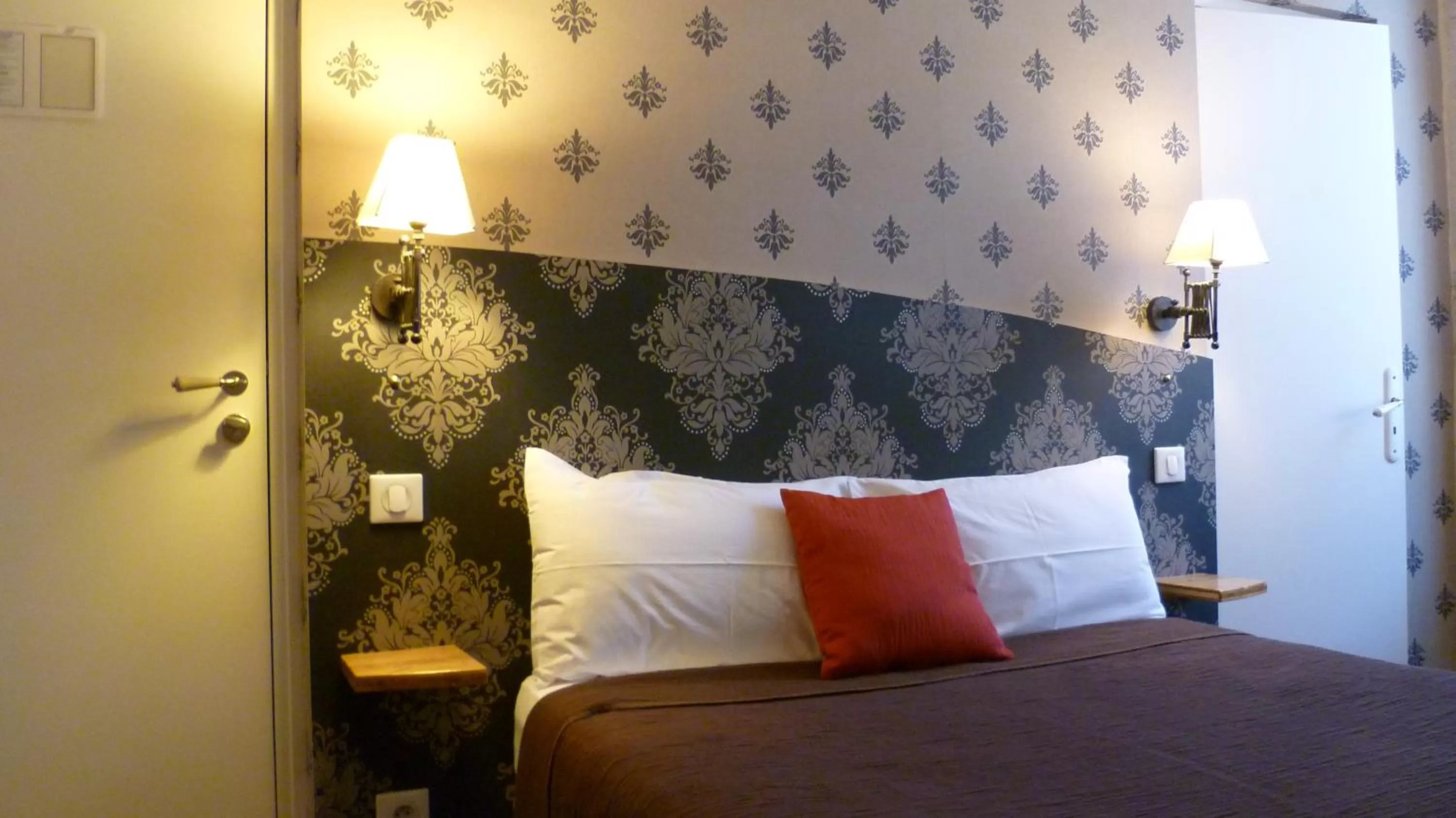 Photo of the whole room, Bed in Hôtel Henri IV
