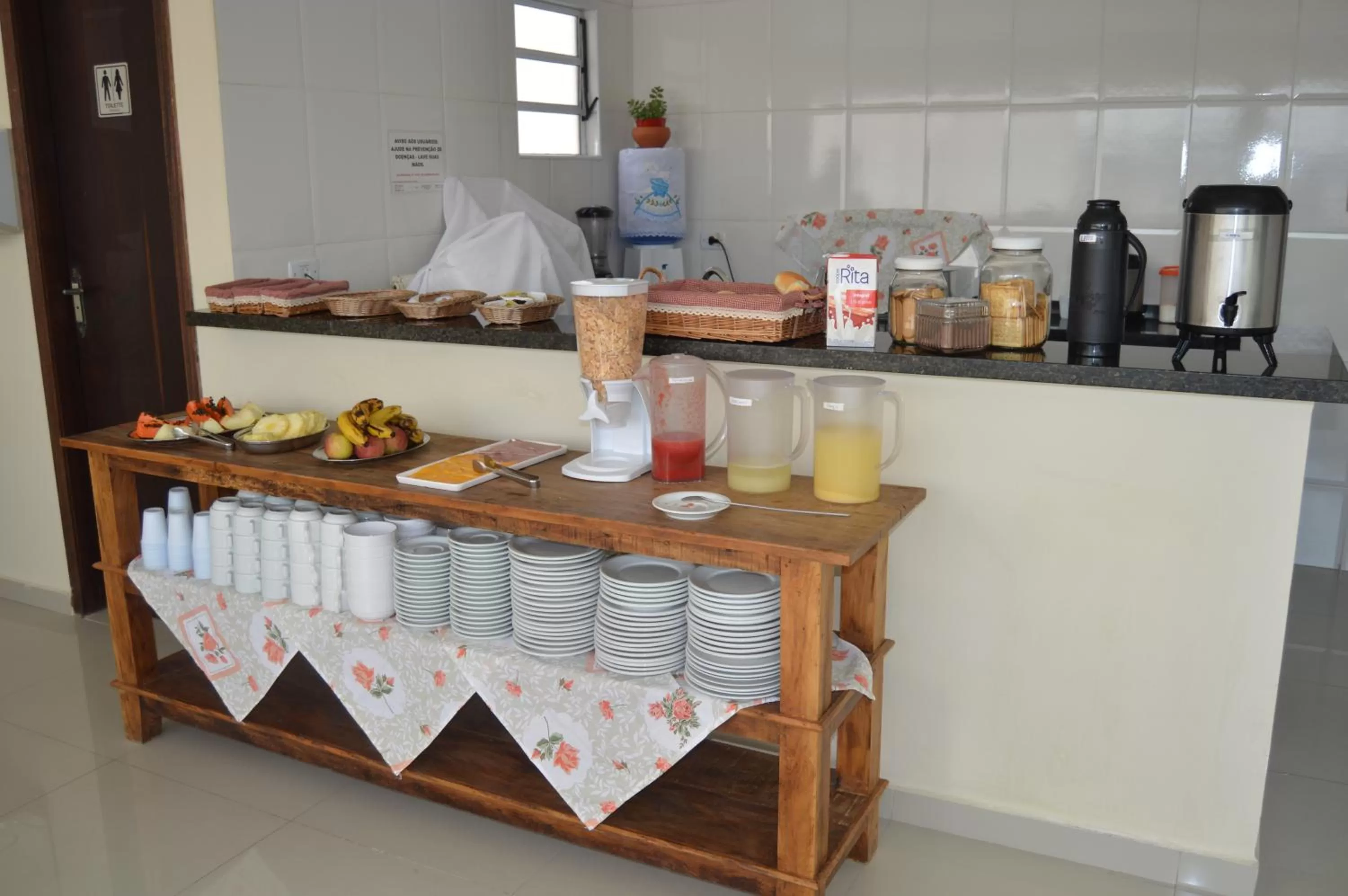 Restaurant/places to eat in Aero Plaza Hotel