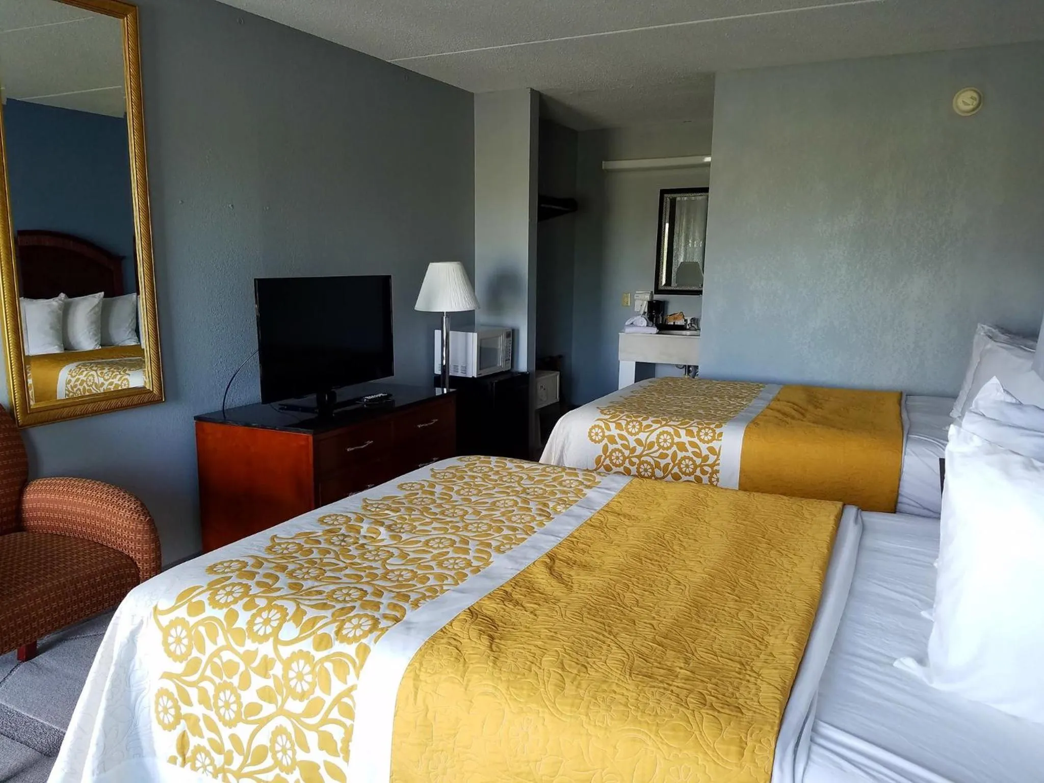 Photo of the whole room, Bed in Days Inn by Wyndham Richmond