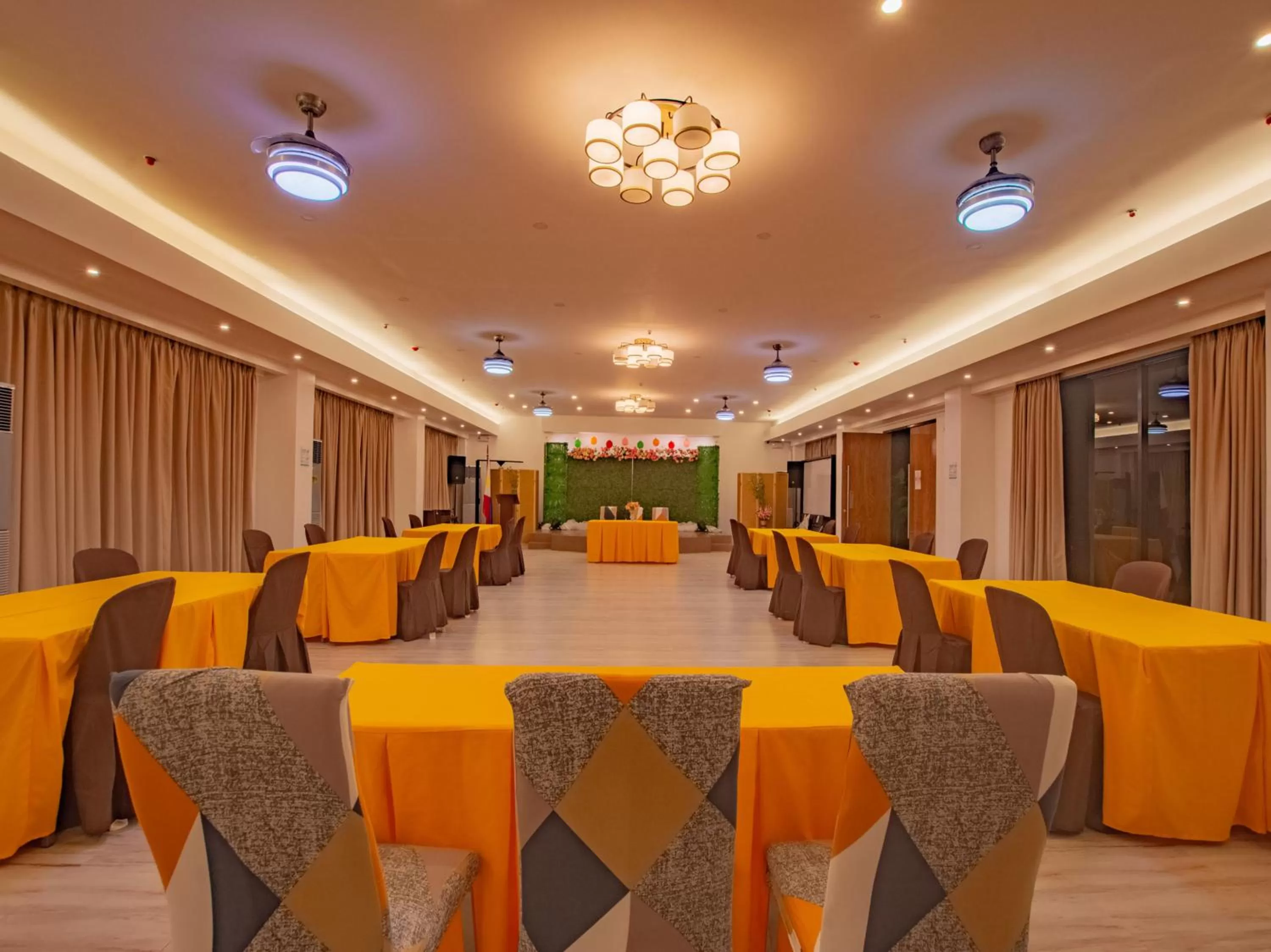 Restaurant/places to eat in Jurias Garden Hotel