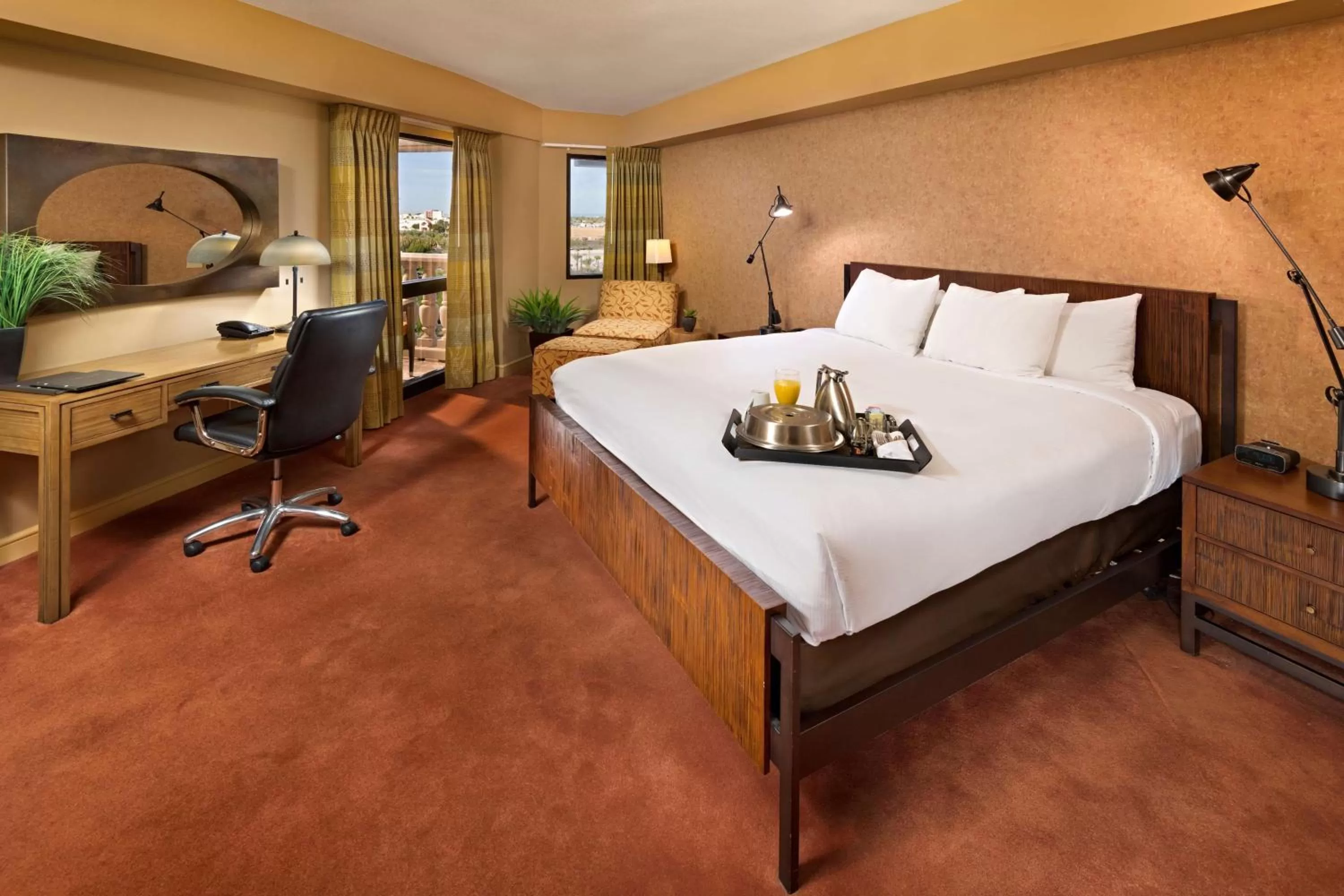 Bedroom, Bed in Doubletree by Hilton Phoenix Mesa