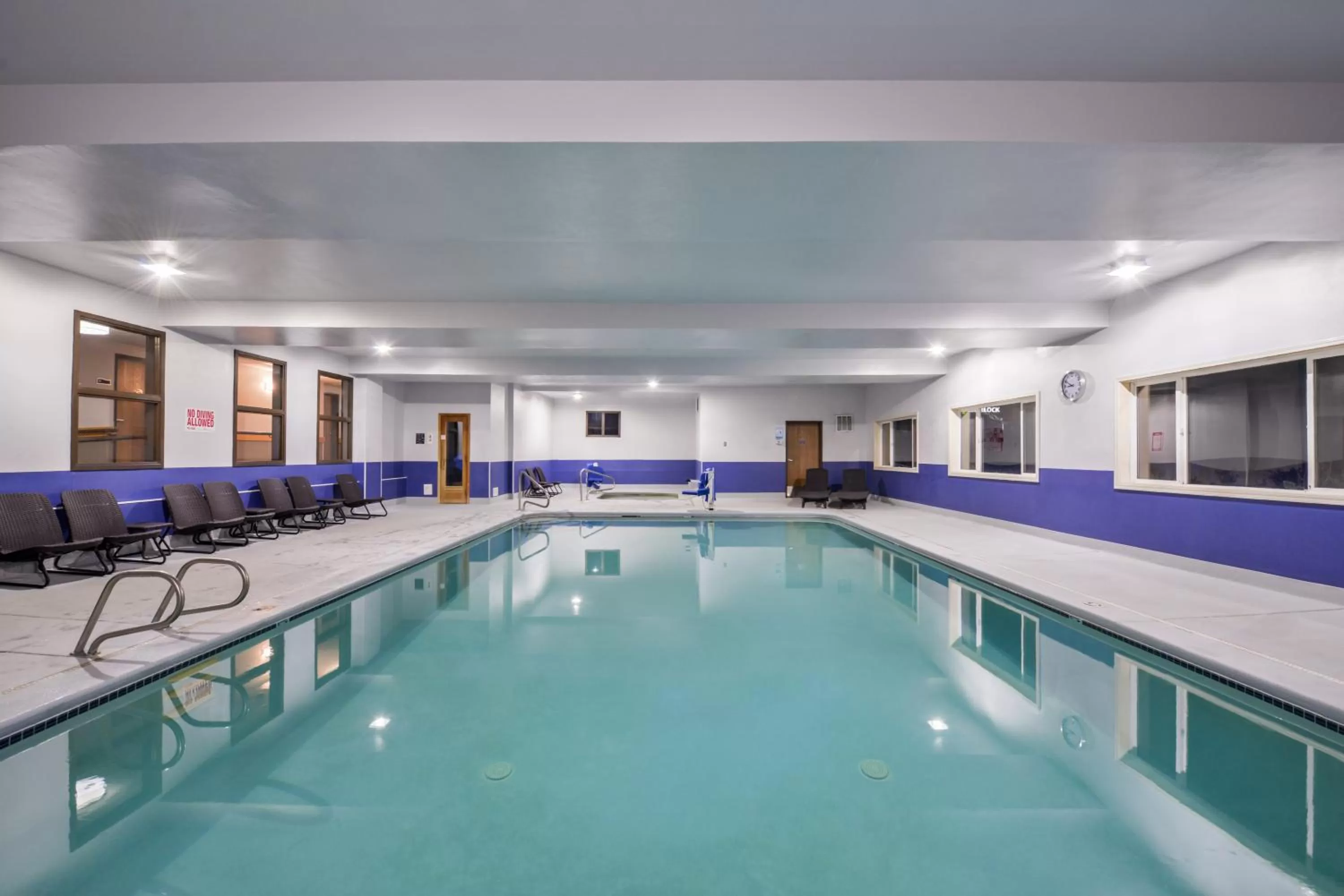 Swimming pool in Best Western Newberg Inn