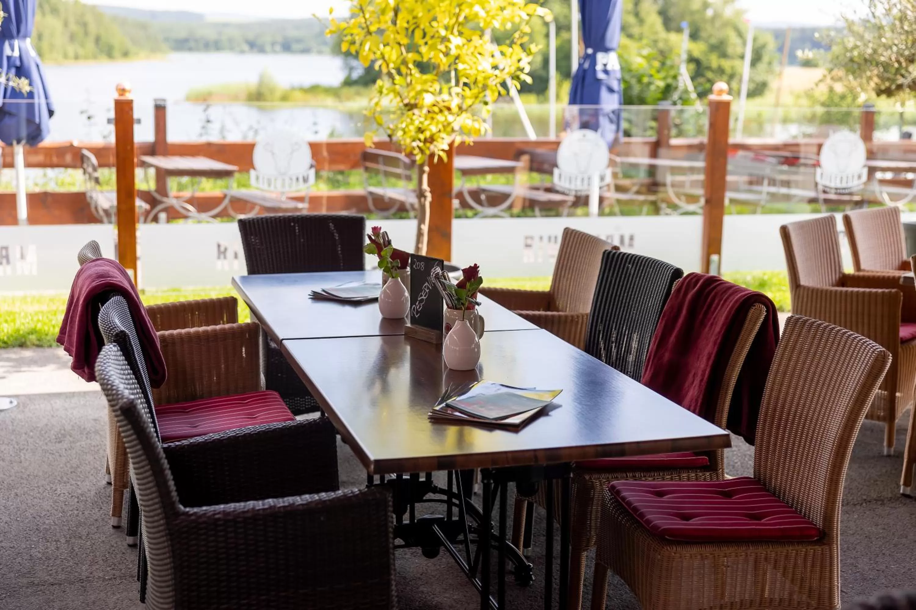 Restaurant/Places to Eat in Riverdam