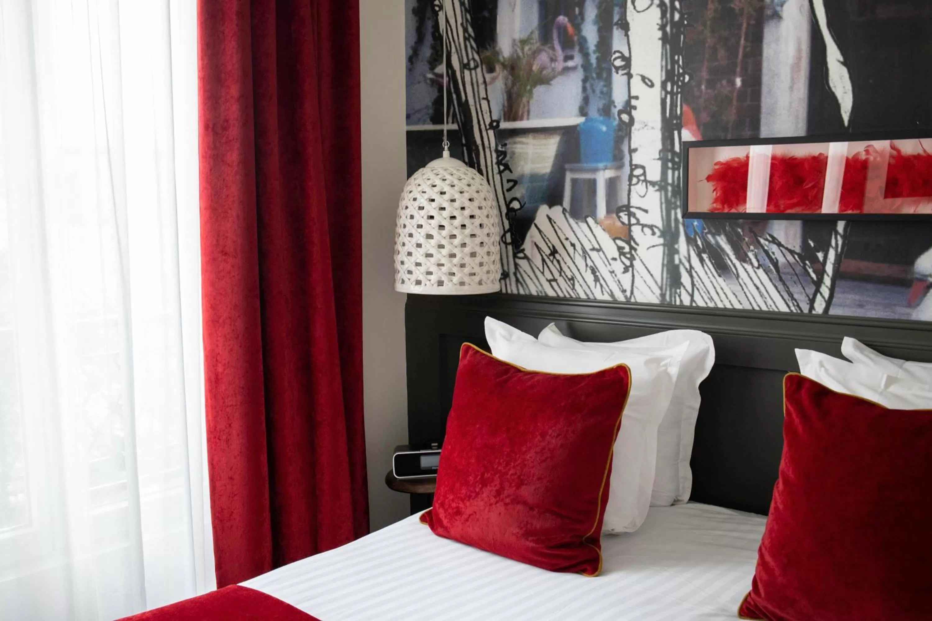 Bedroom, Bed in Le 123 Sébastopol - Astotel