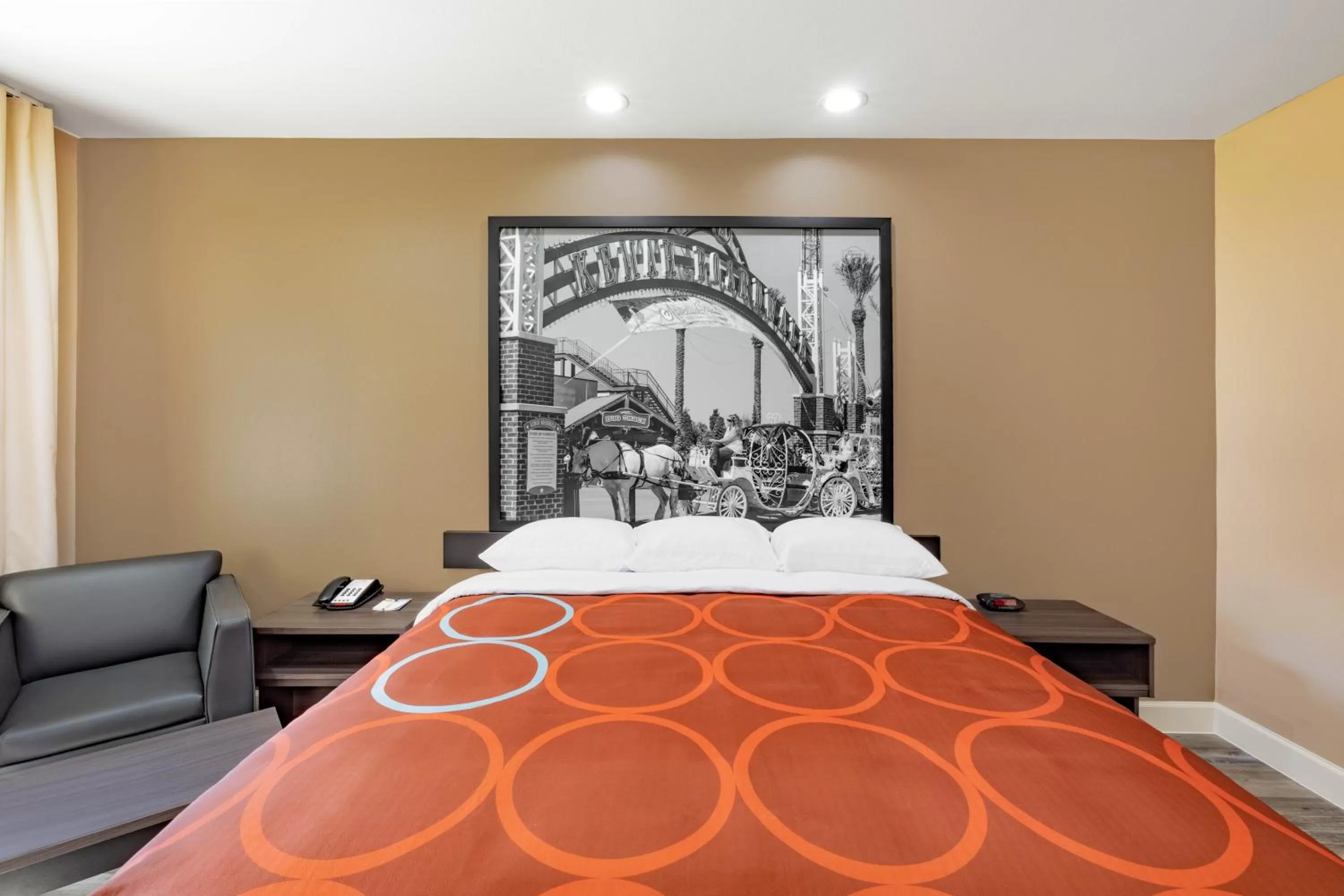 Bed in Super 8 by Wyndham Houston NW Beltway 8-West Rd