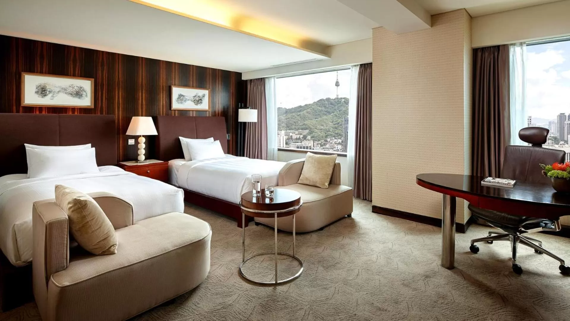 Photo of the whole room, Bed in Lotte Hotel Seoul
