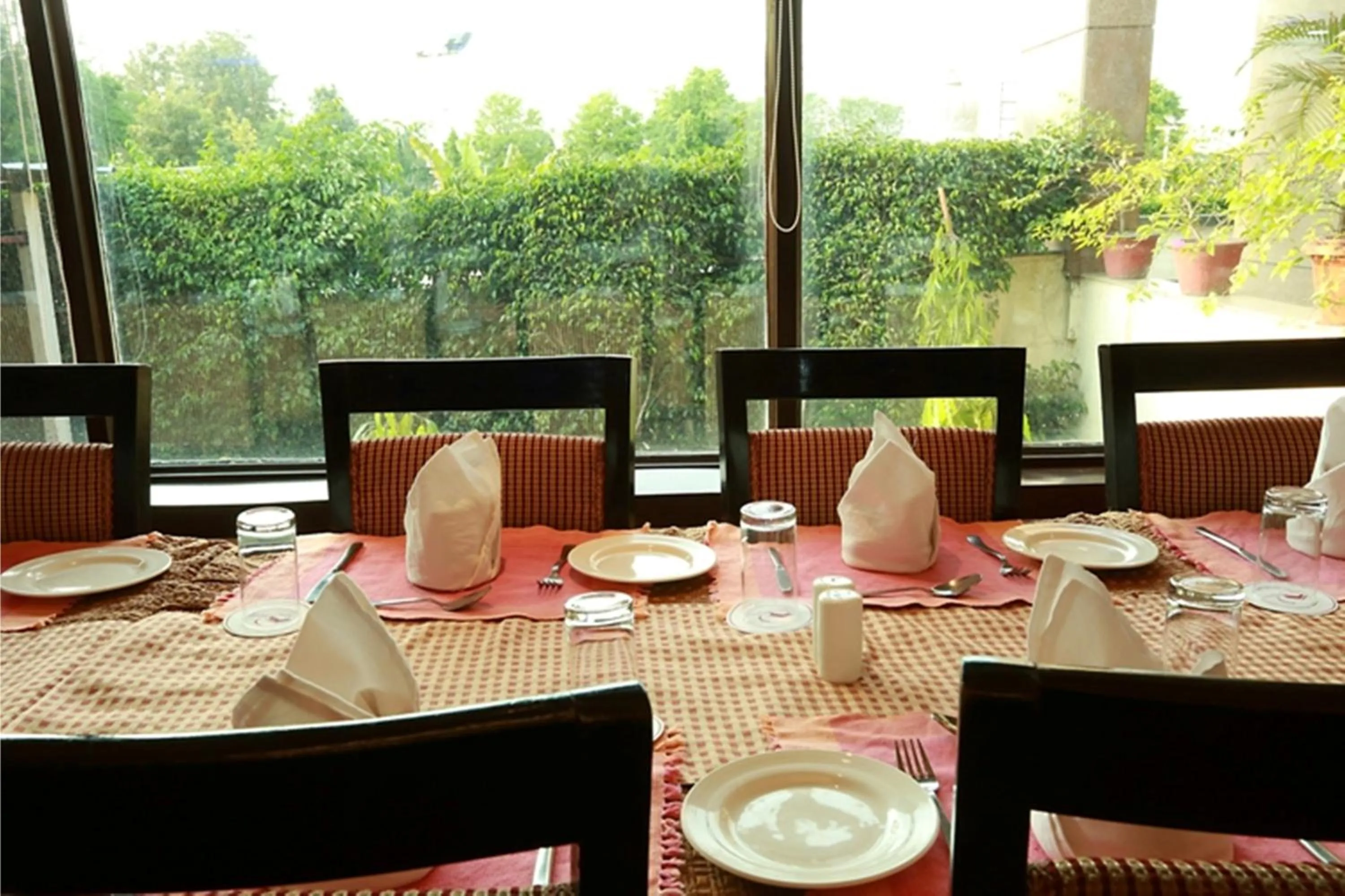 Restaurant/places to eat in Hotel Airport Residency