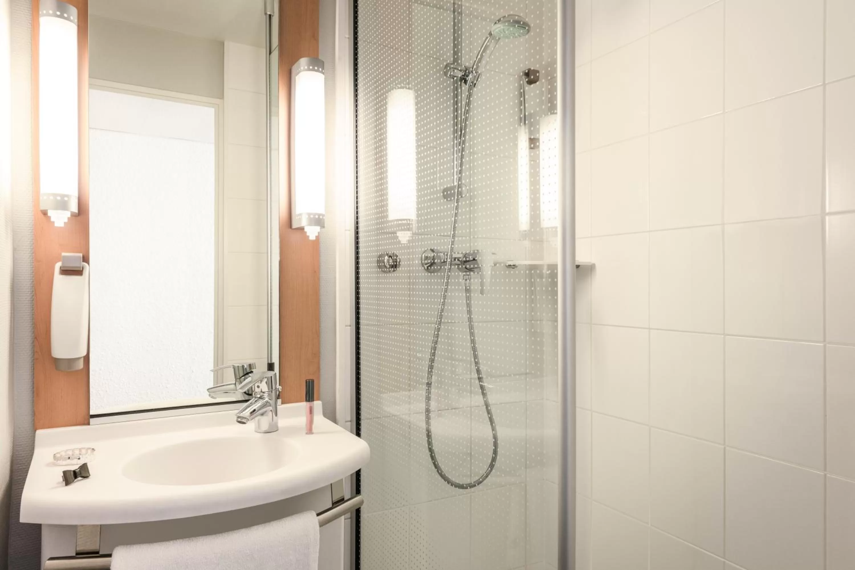 Bathroom in ibis Avignon Centre Gare